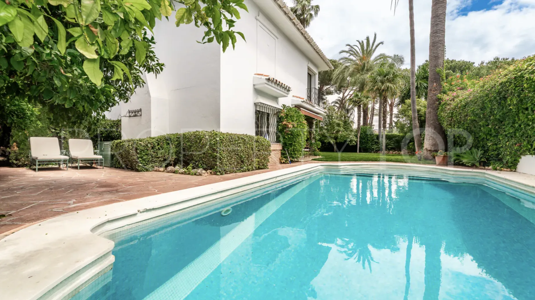 For sale villa in Los Monteros Playa with 5 bedrooms