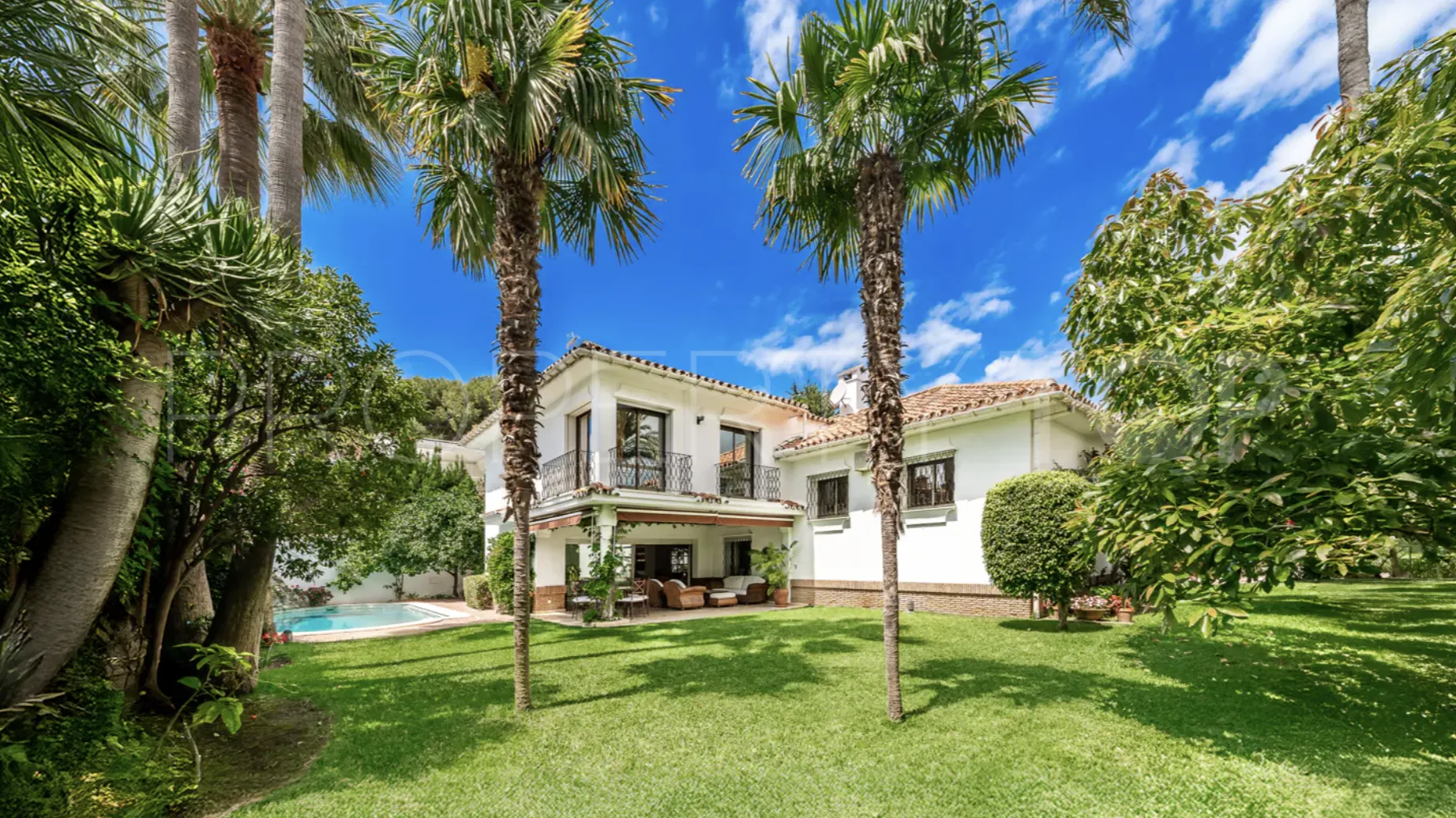 For sale villa in Los Monteros Playa with 5 bedrooms