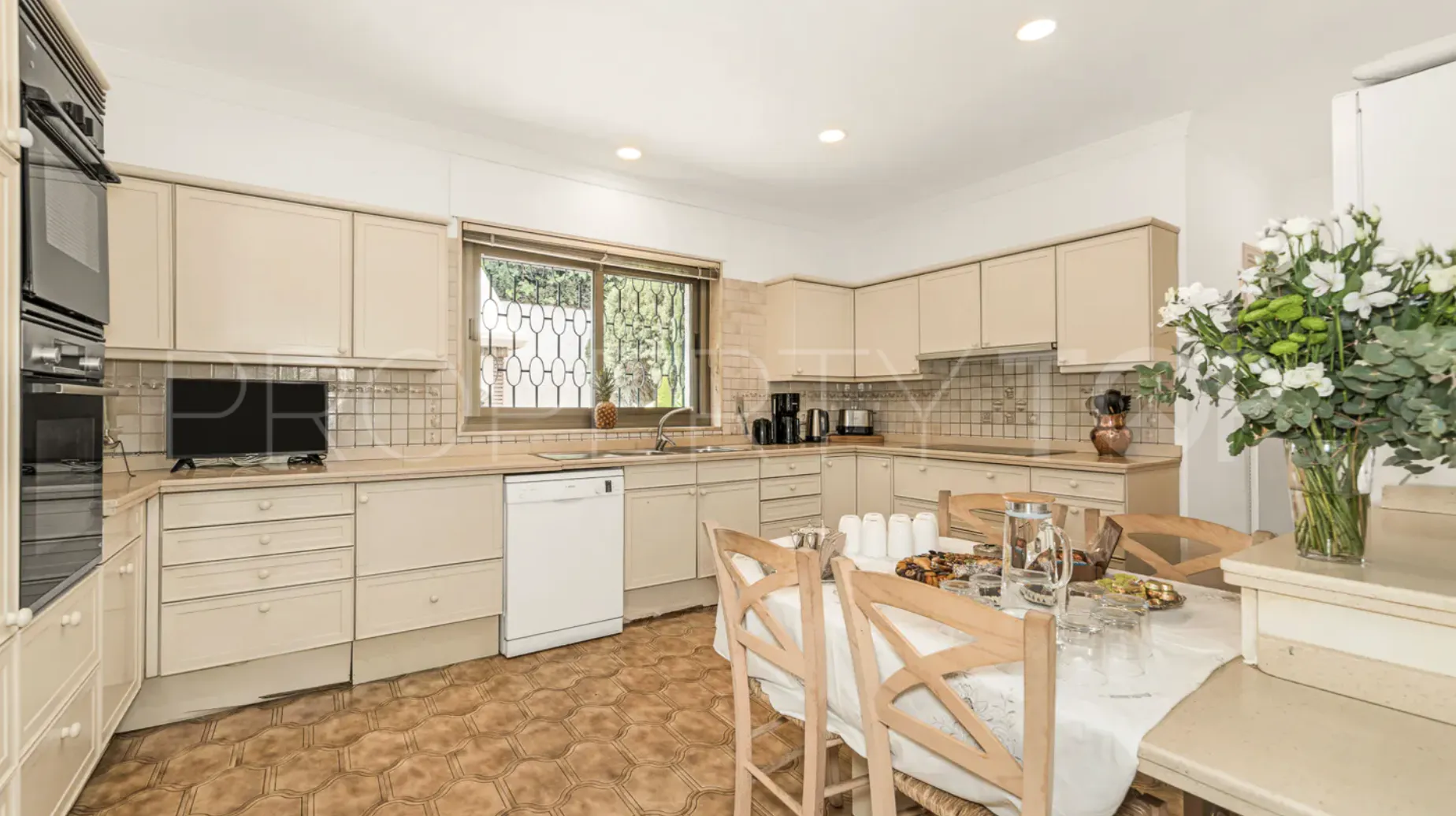 For sale villa in Los Monteros Playa with 5 bedrooms