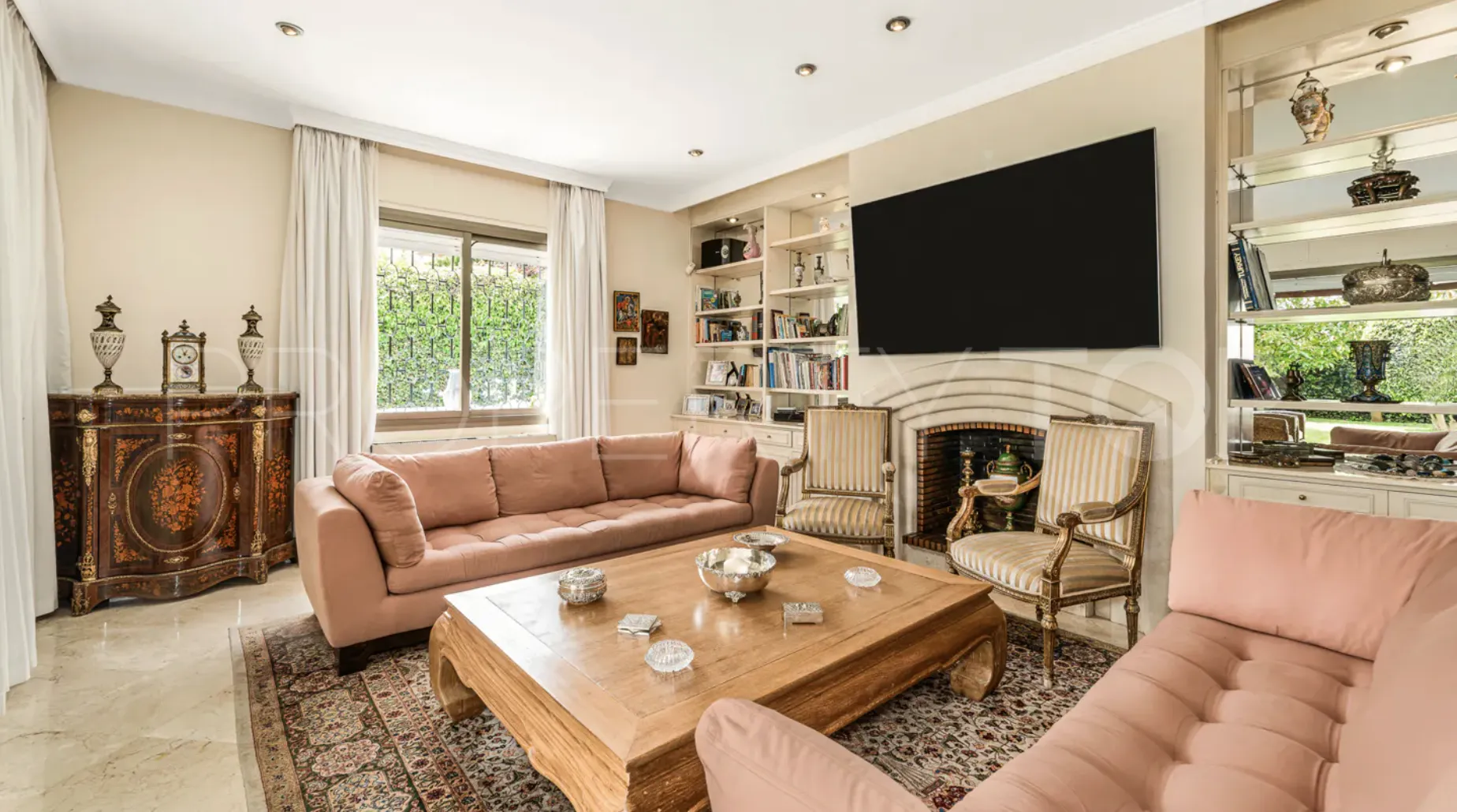 For sale villa in Los Monteros Playa with 5 bedrooms