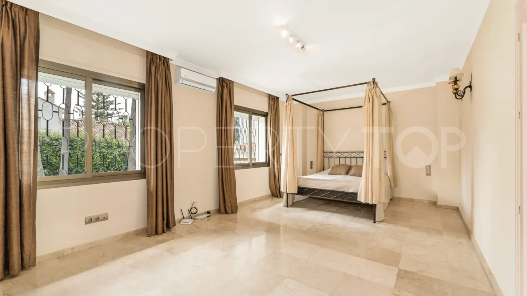 For sale villa in Los Monteros Playa with 5 bedrooms
