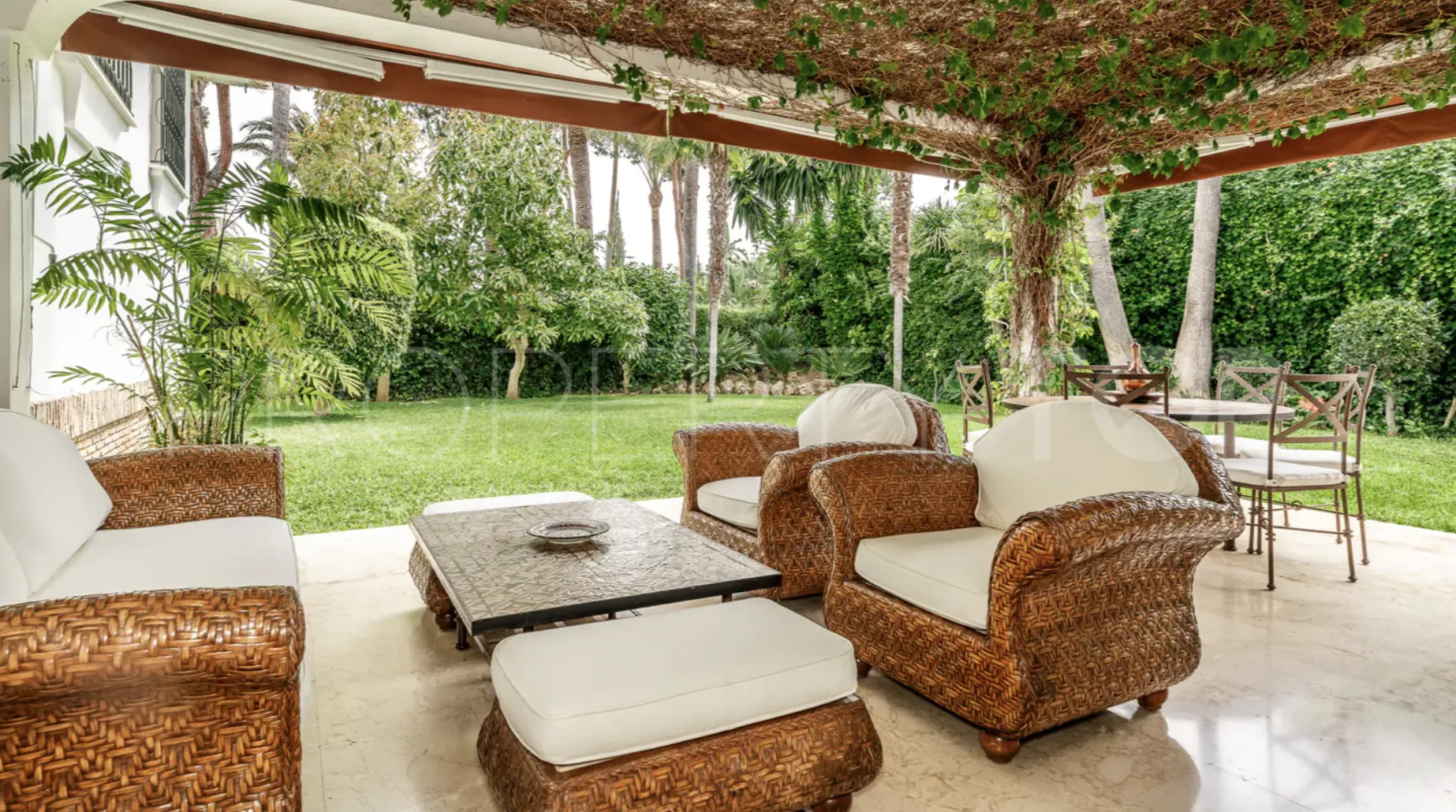 For sale villa in Los Monteros Playa with 5 bedrooms