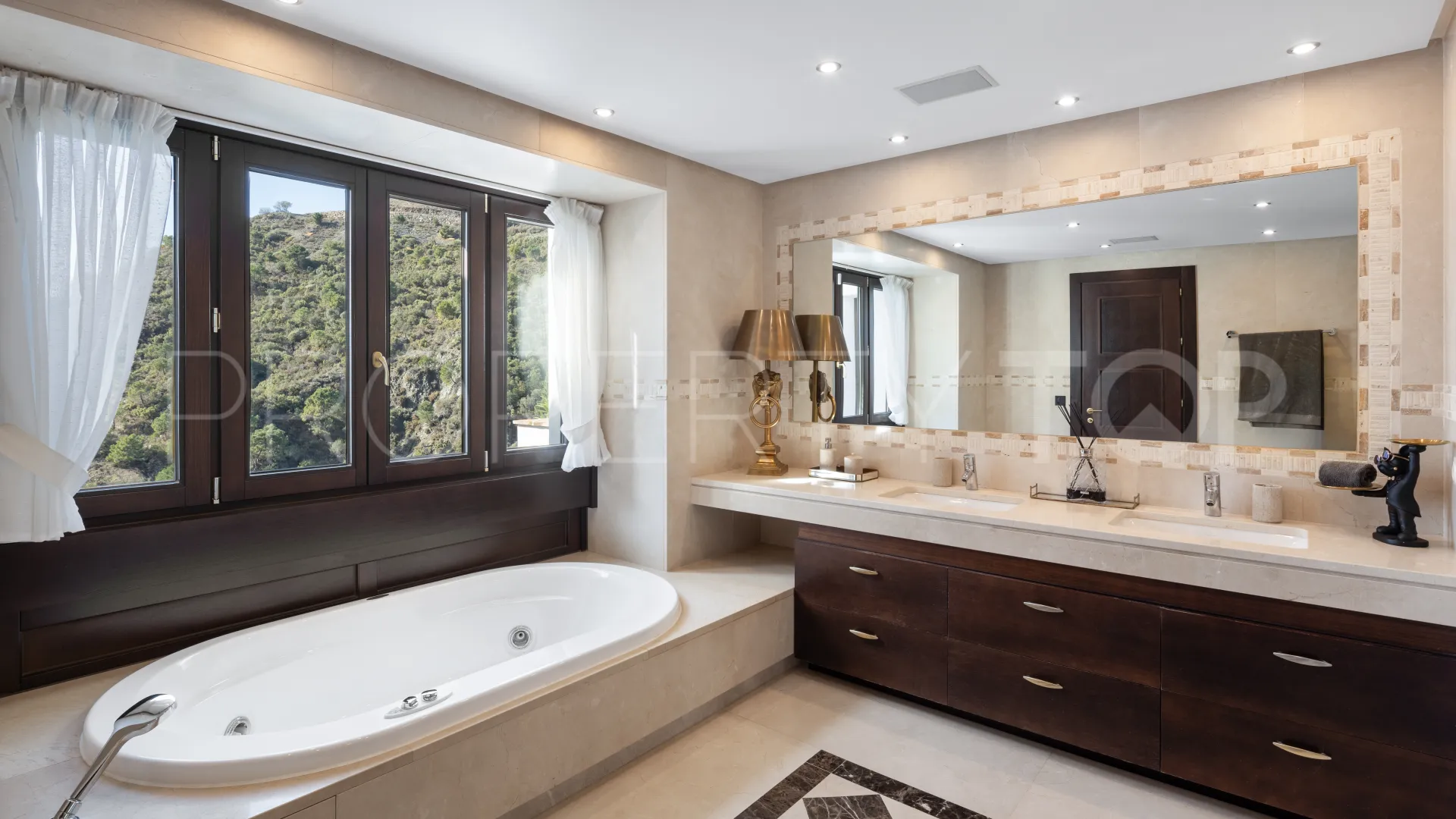 Buy 7 bedrooms villa in Lomas de La Quinta