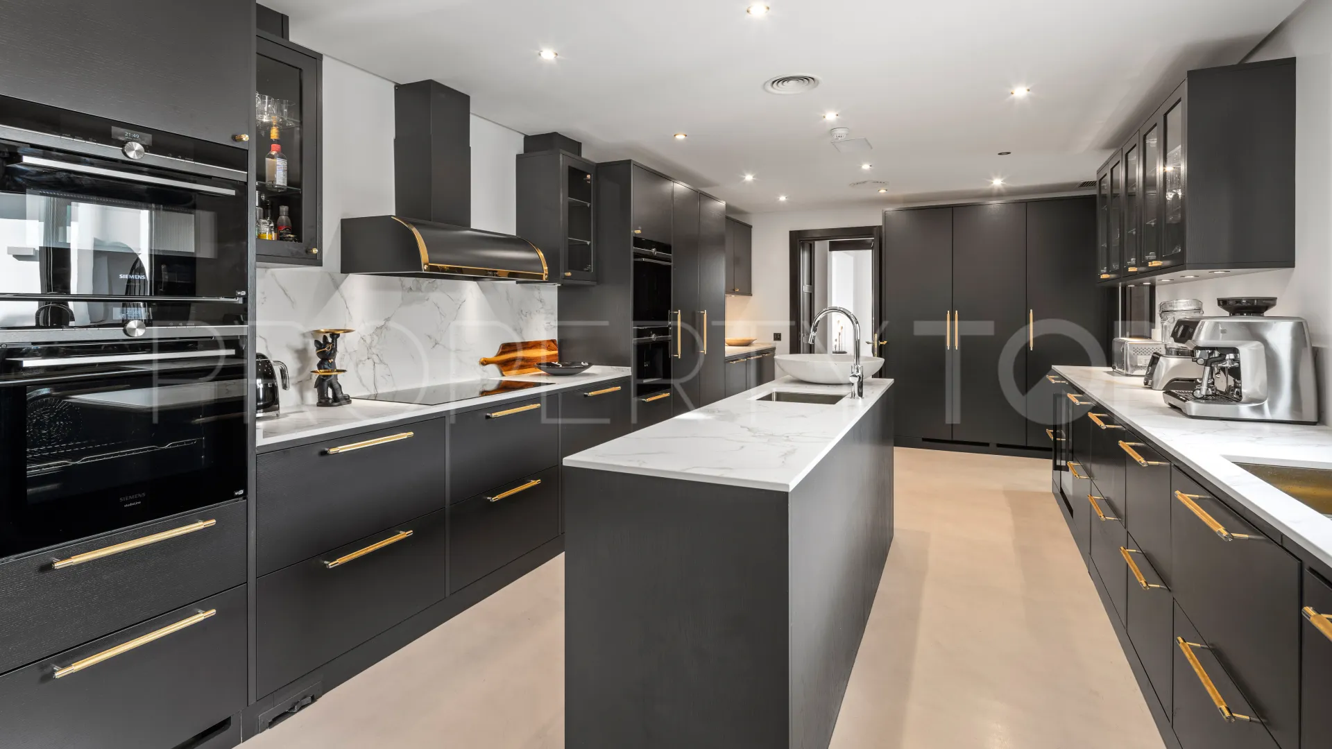 Buy 7 bedrooms villa in Lomas de La Quinta