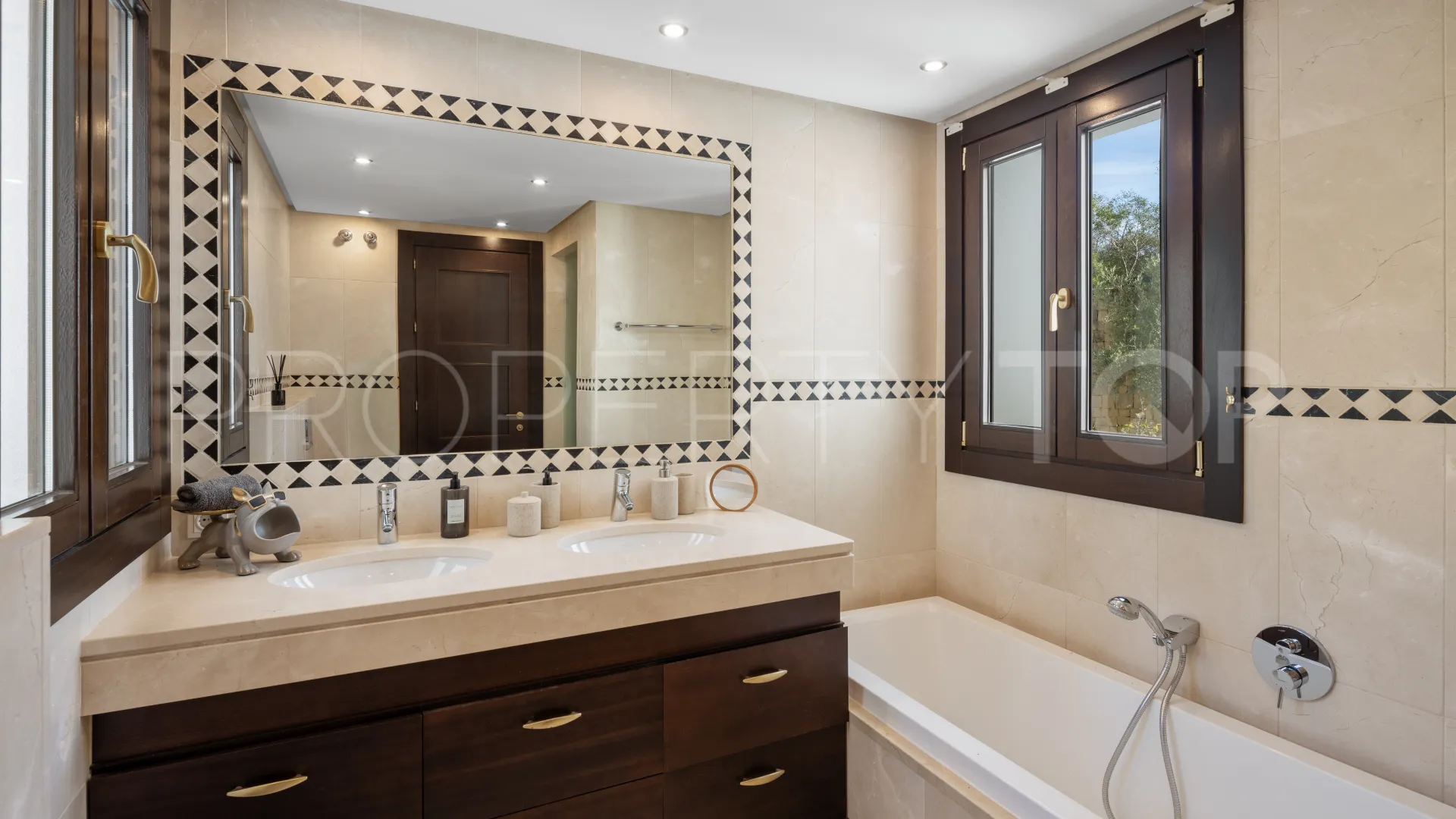 Buy 7 bedrooms villa in Lomas de La Quinta