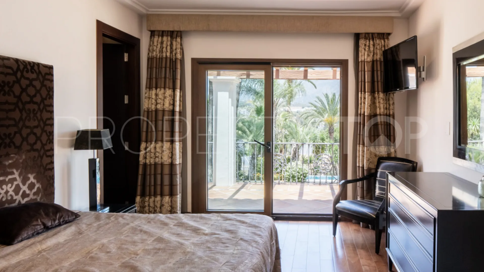 Comprar villa con 6 dormitorios en Las Brisas