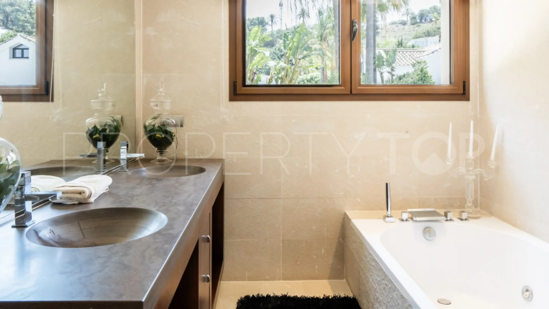 Comprar villa con 6 dormitorios en Las Brisas