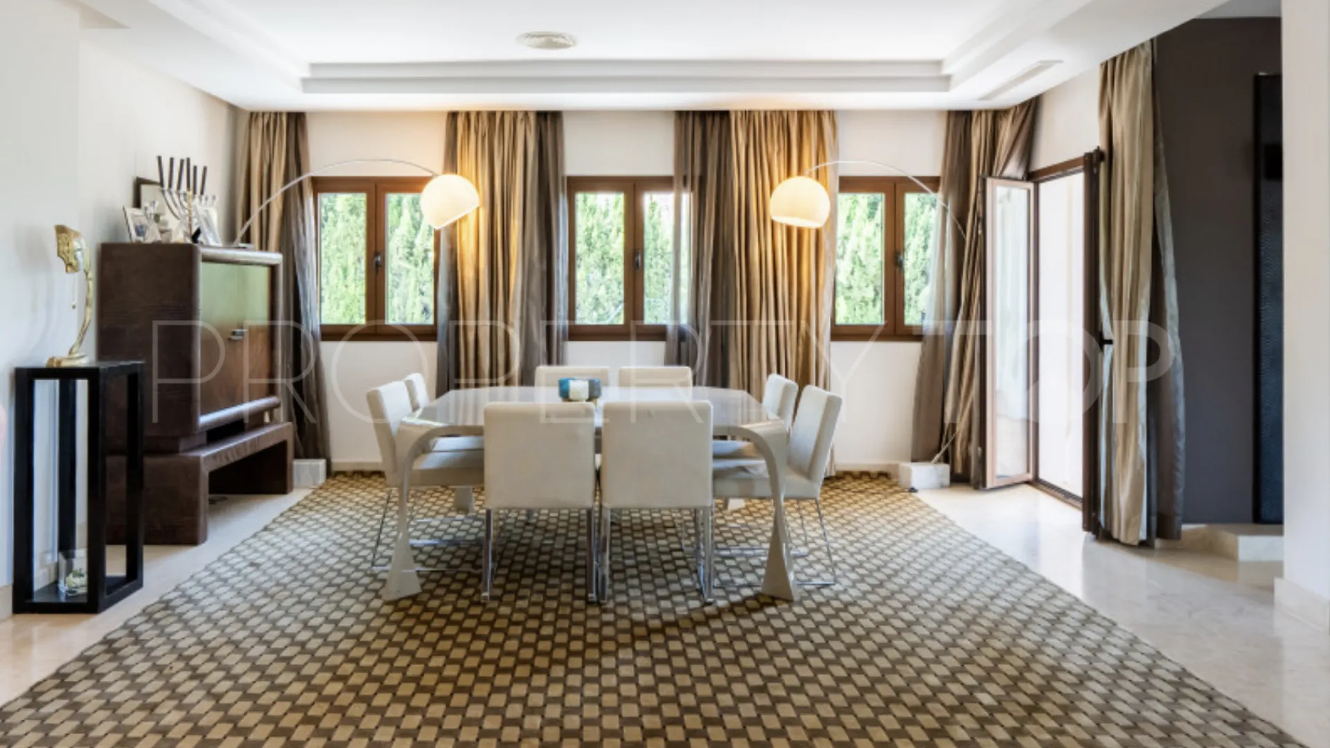 Comprar villa con 6 dormitorios en Las Brisas