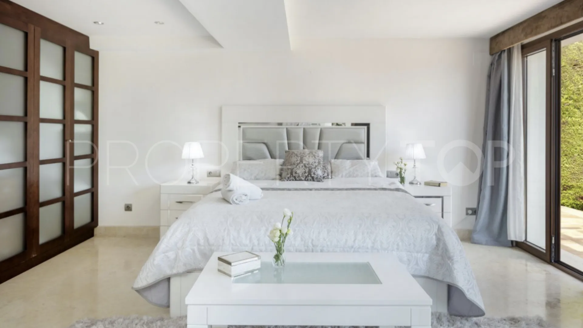 Comprar villa con 6 dormitorios en Las Brisas