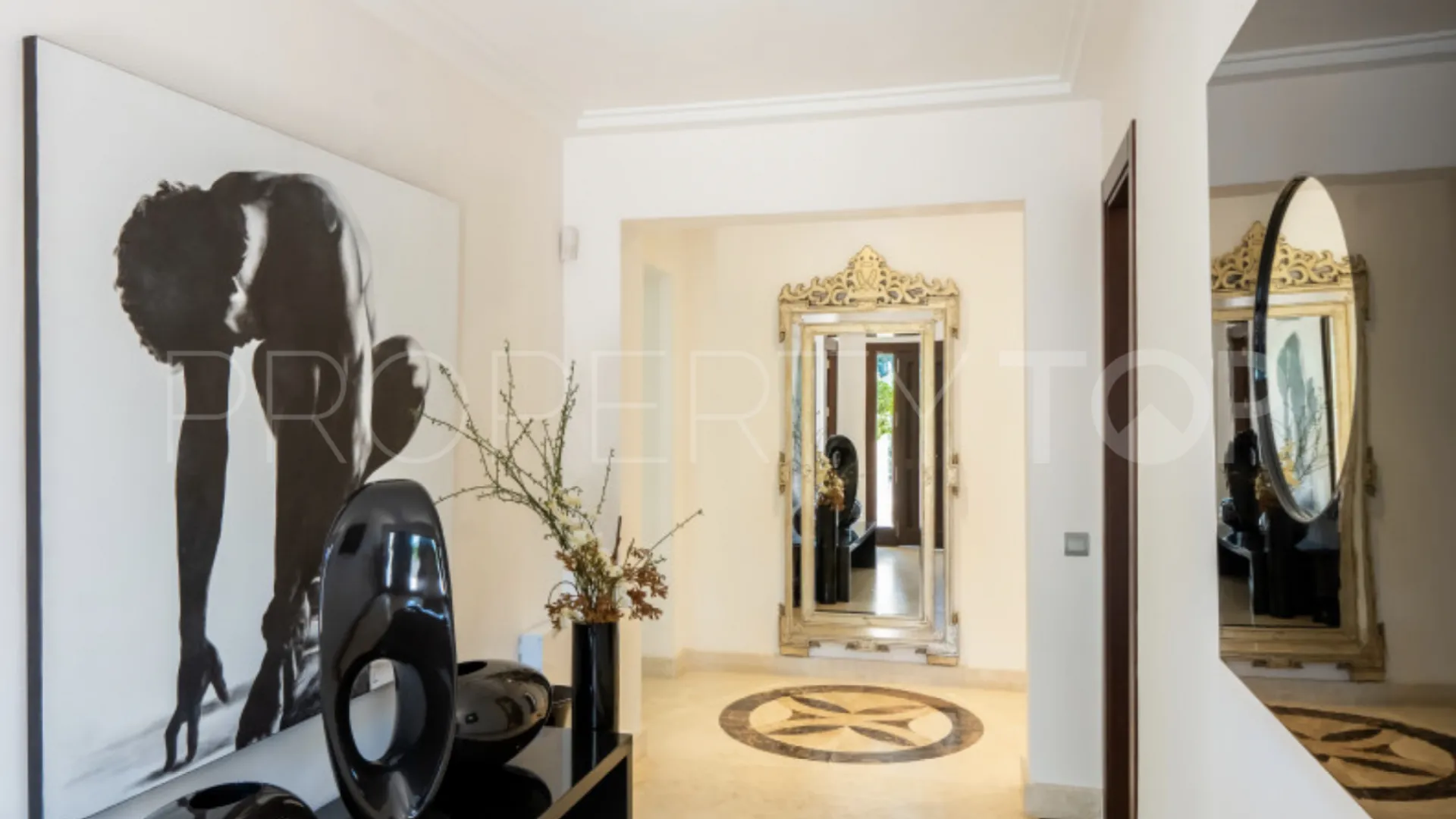 Comprar villa con 6 dormitorios en Las Brisas