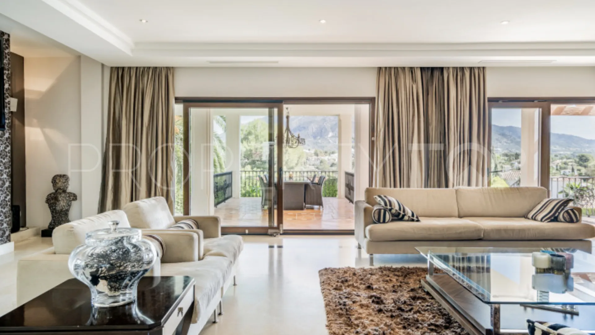 Comprar villa con 6 dormitorios en Las Brisas