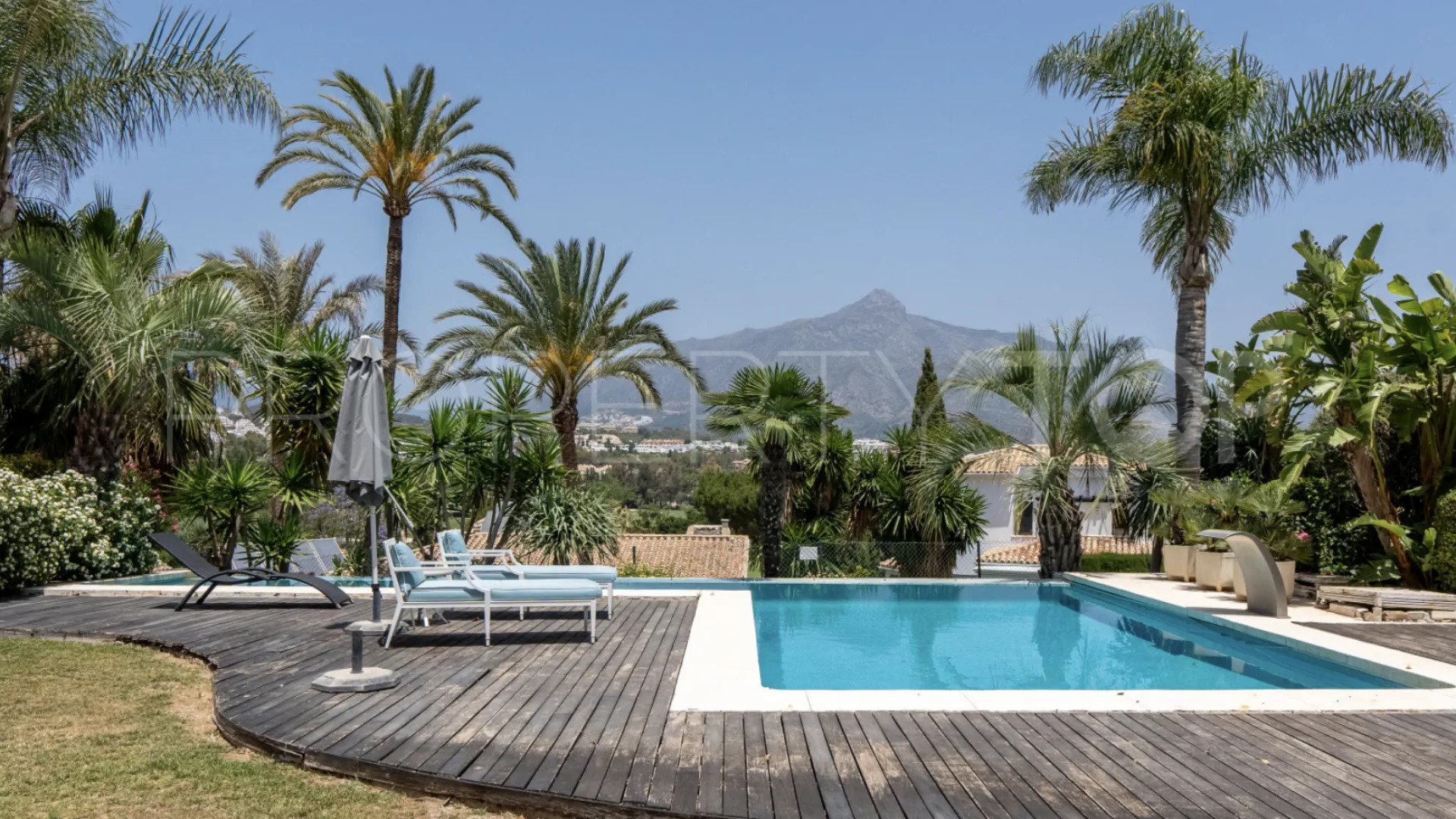 Comprar villa con 6 dormitorios en Las Brisas