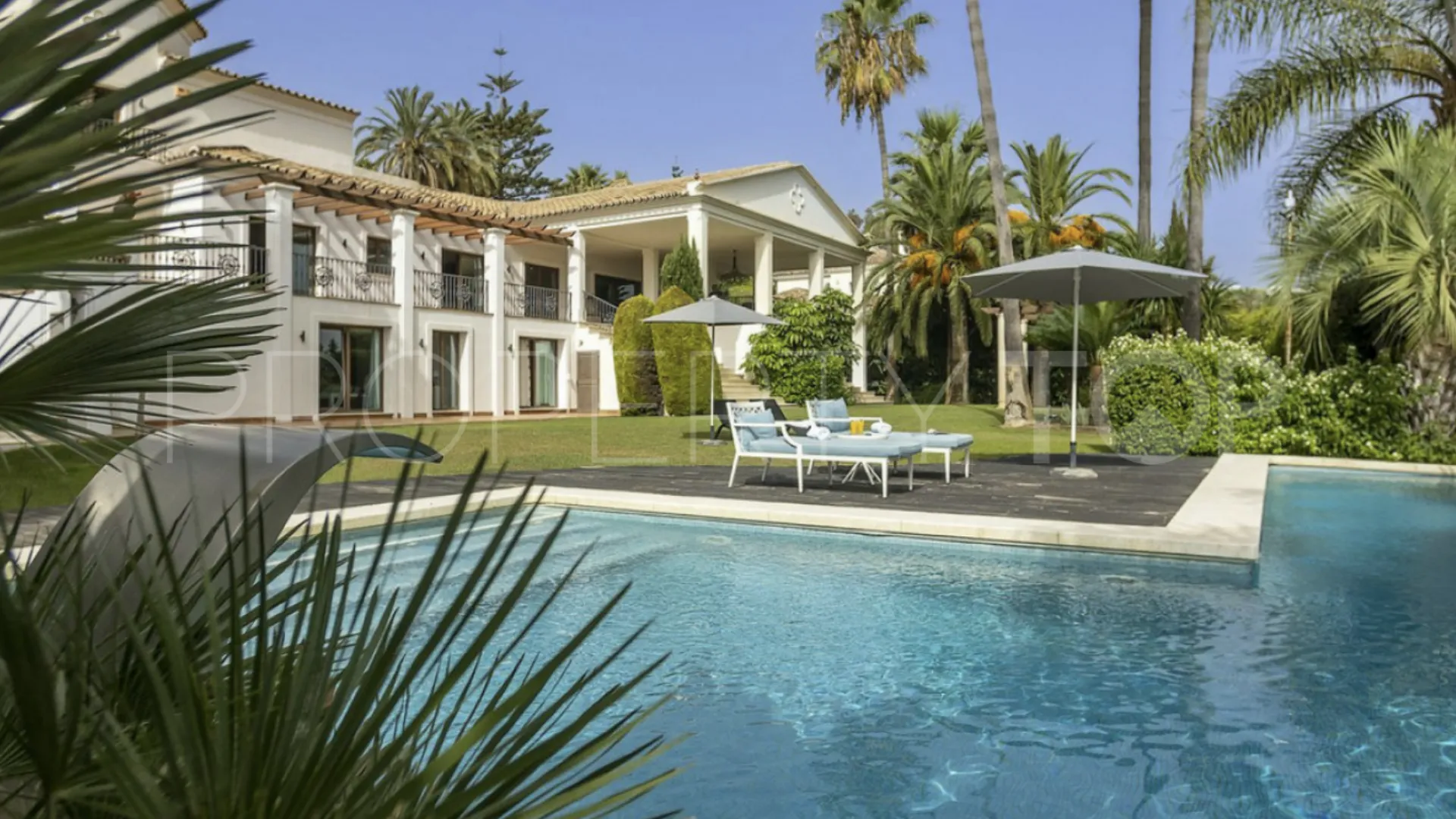 Comprar villa con 6 dormitorios en Las Brisas
