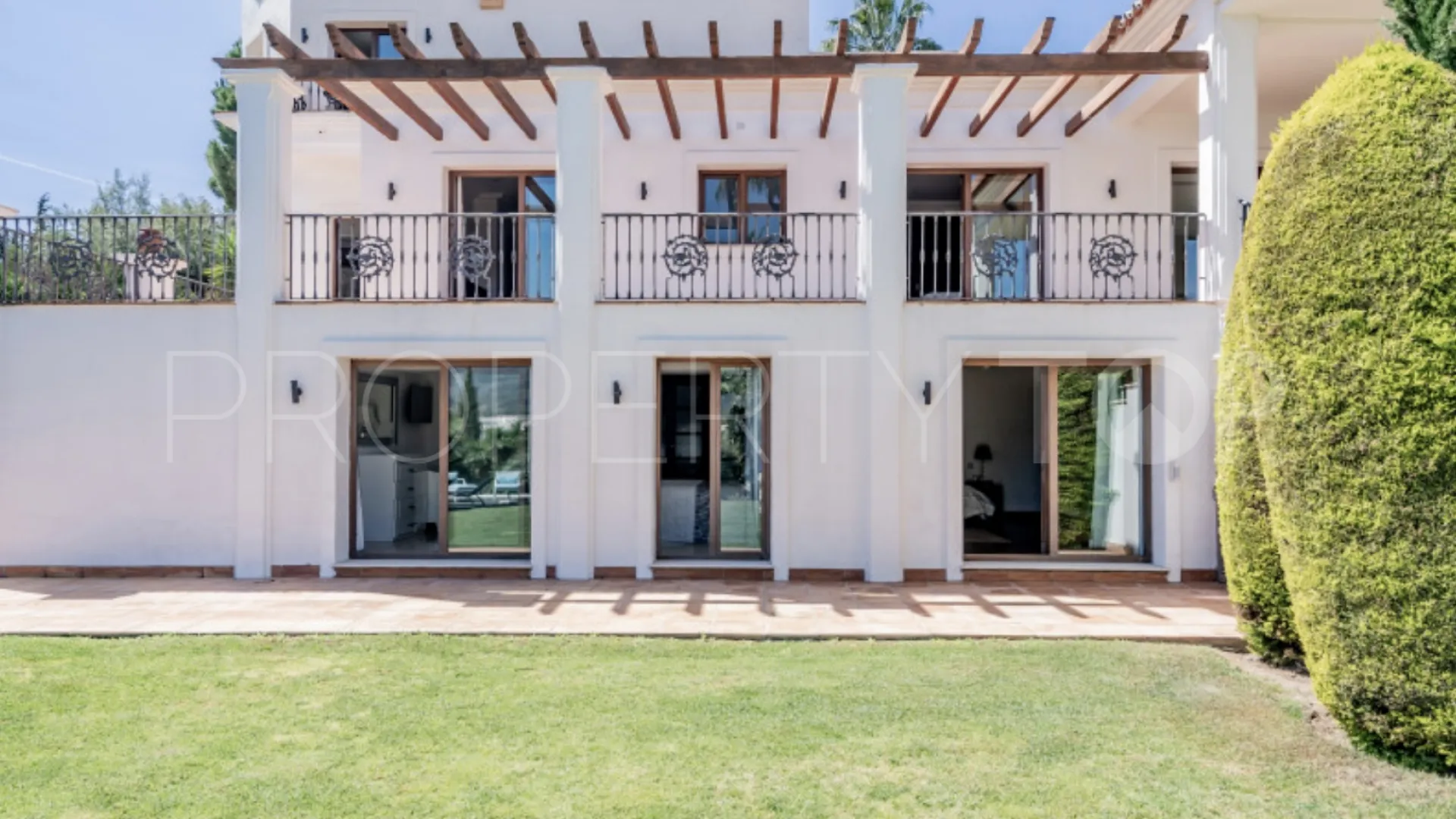 Comprar villa con 6 dormitorios en Las Brisas