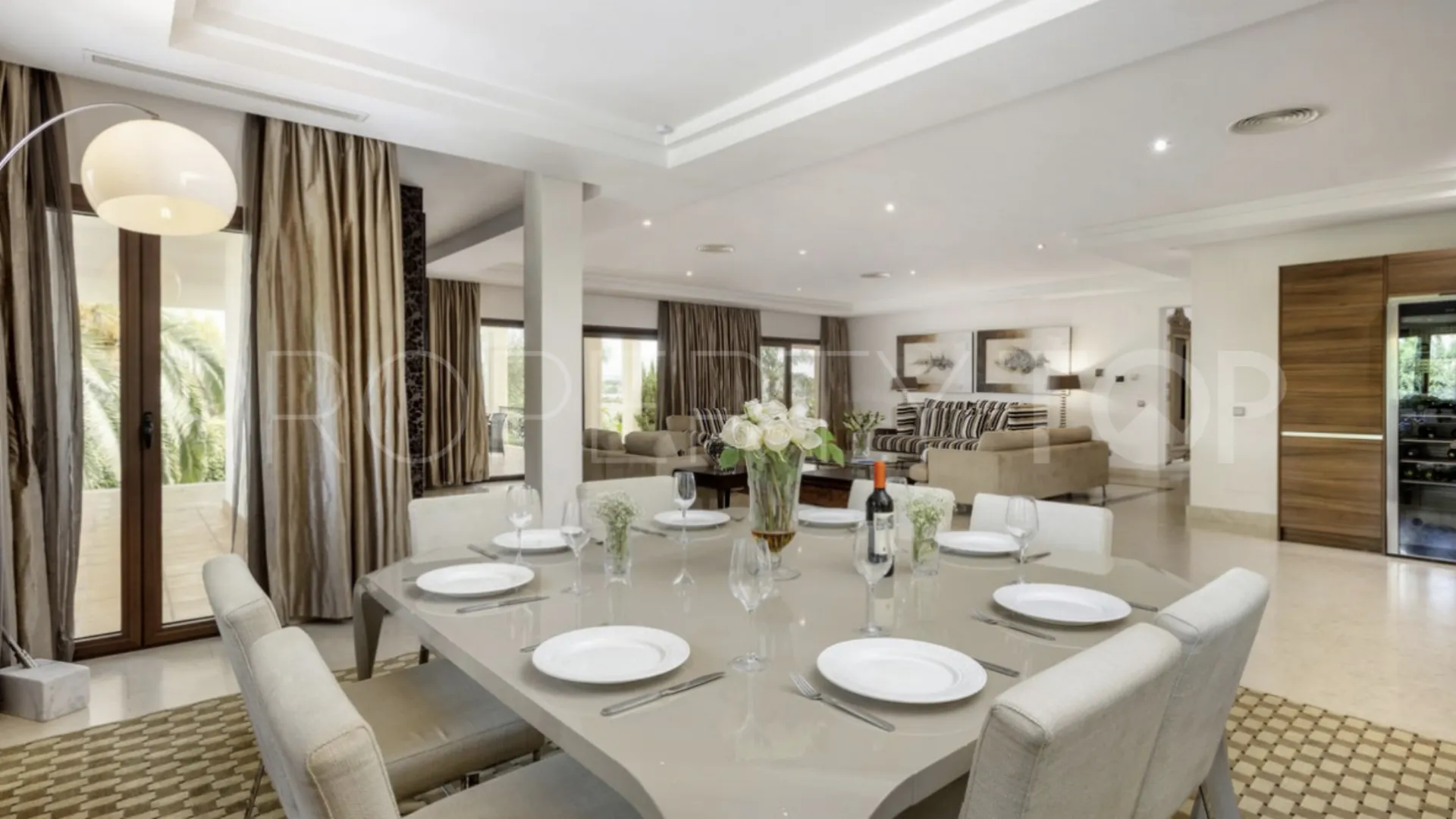 Comprar villa con 6 dormitorios en Las Brisas