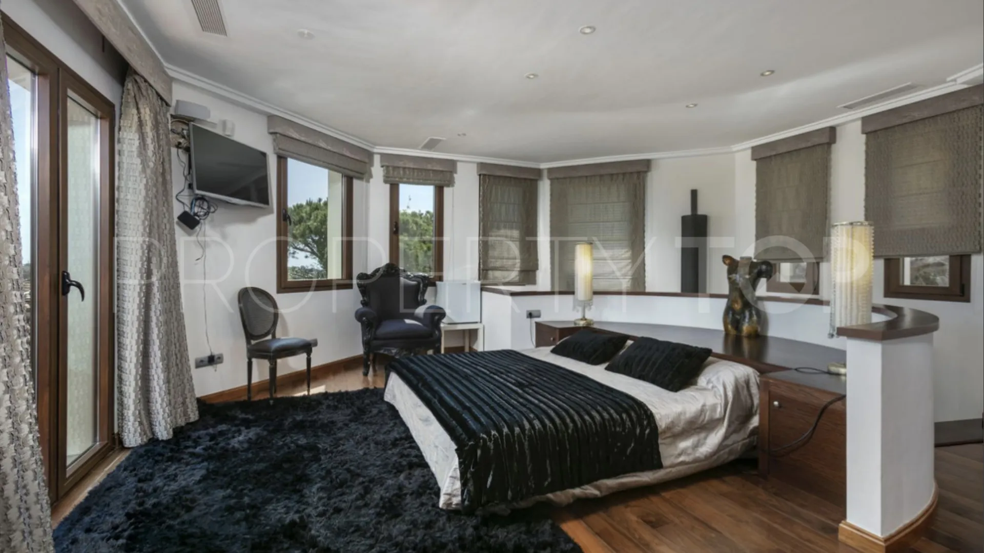 Comprar villa con 6 dormitorios en Las Brisas