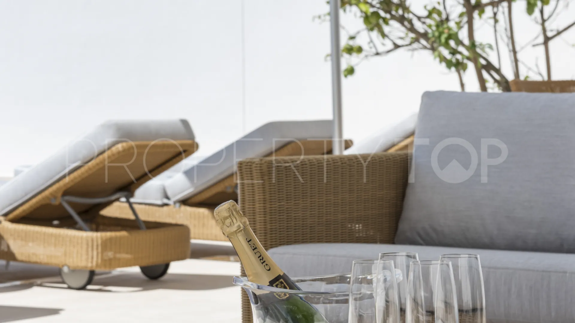 For sale villa with 5 bedrooms in Las Chapas