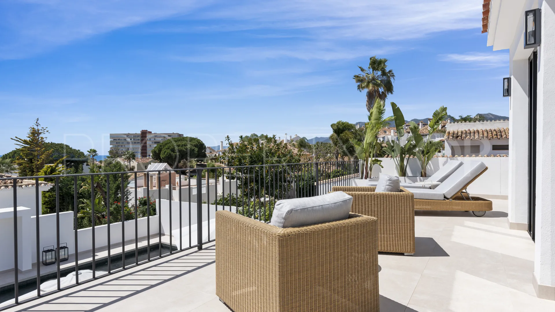 For sale villa with 5 bedrooms in Las Chapas