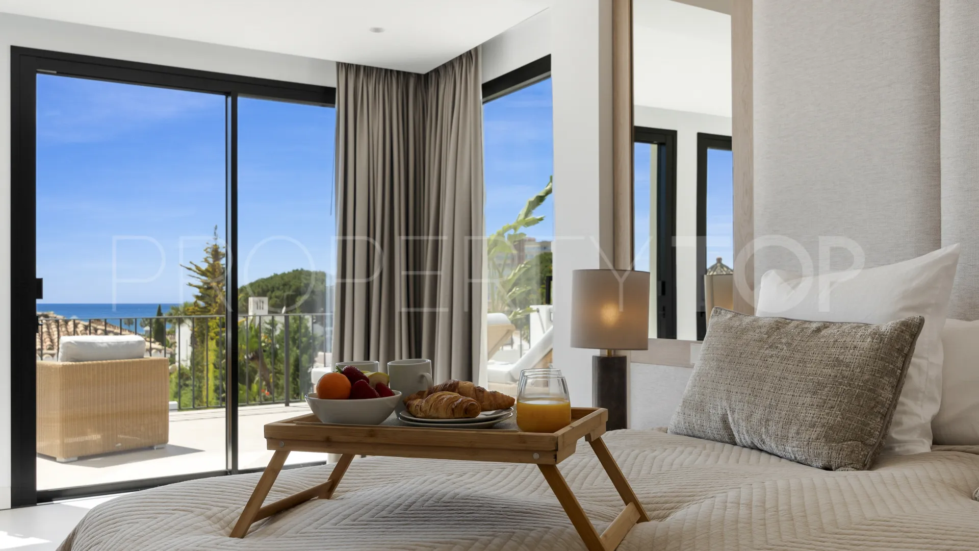 For sale villa with 5 bedrooms in Las Chapas
