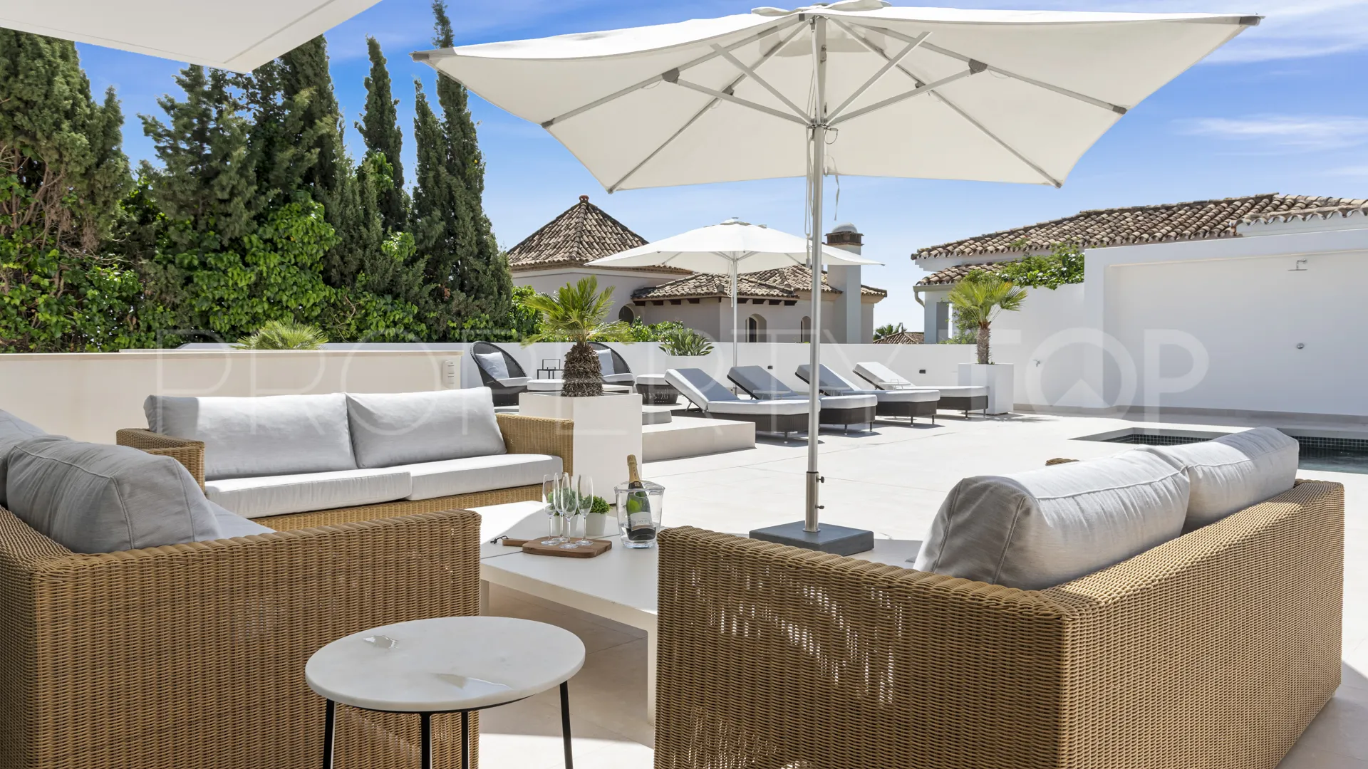 For sale villa with 5 bedrooms in Las Chapas