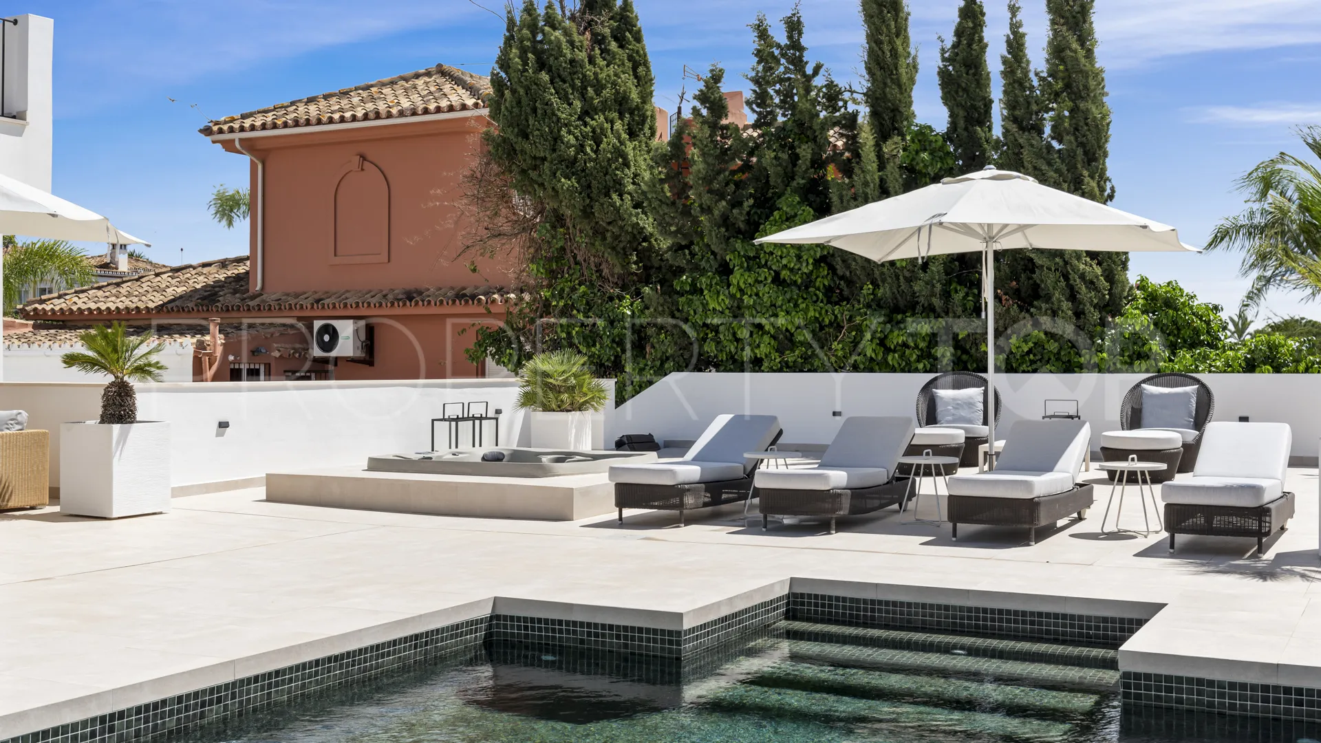 For sale villa with 5 bedrooms in Las Chapas