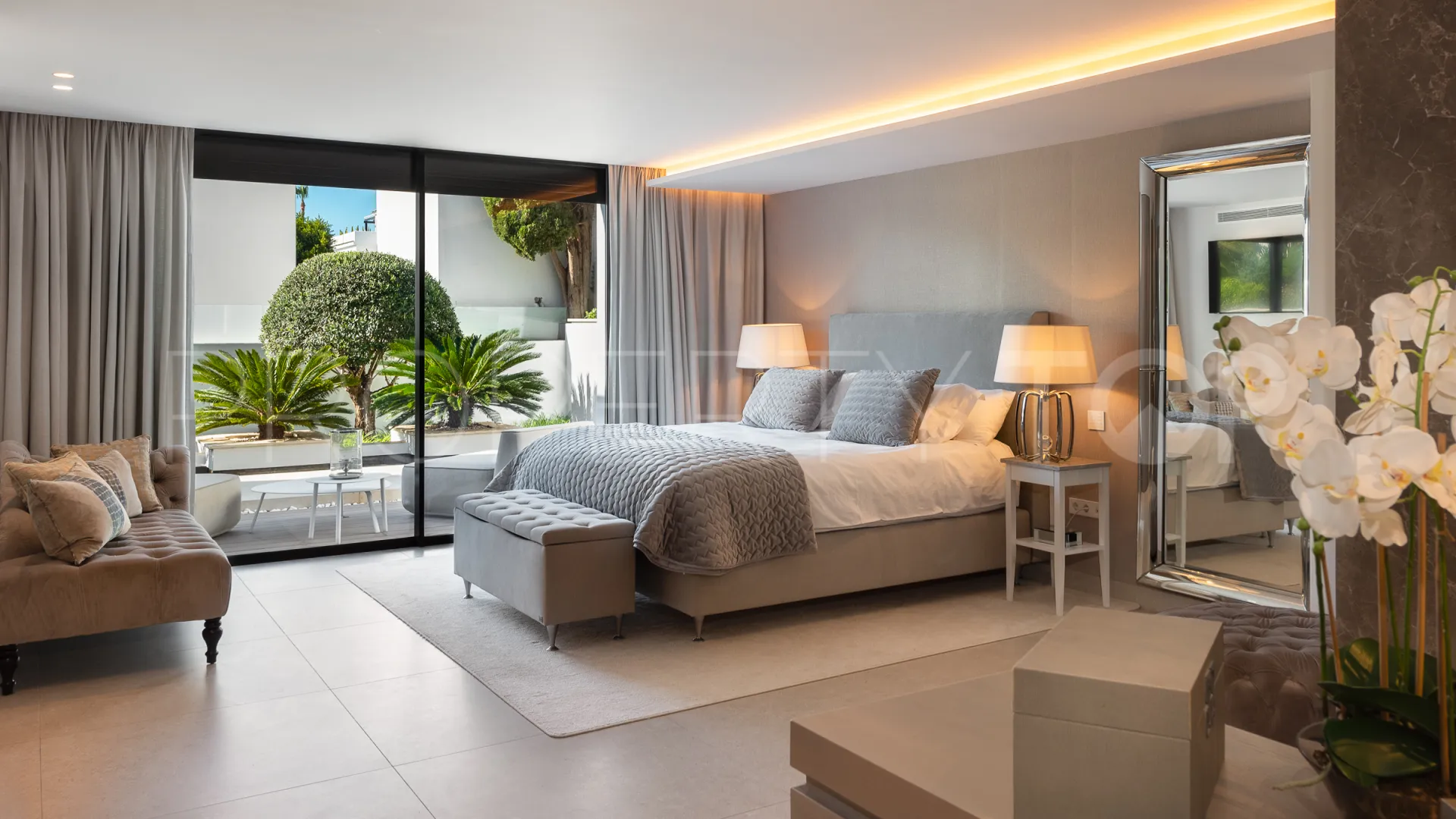 Buy villa in Nueva Andalucia with 5 bedrooms