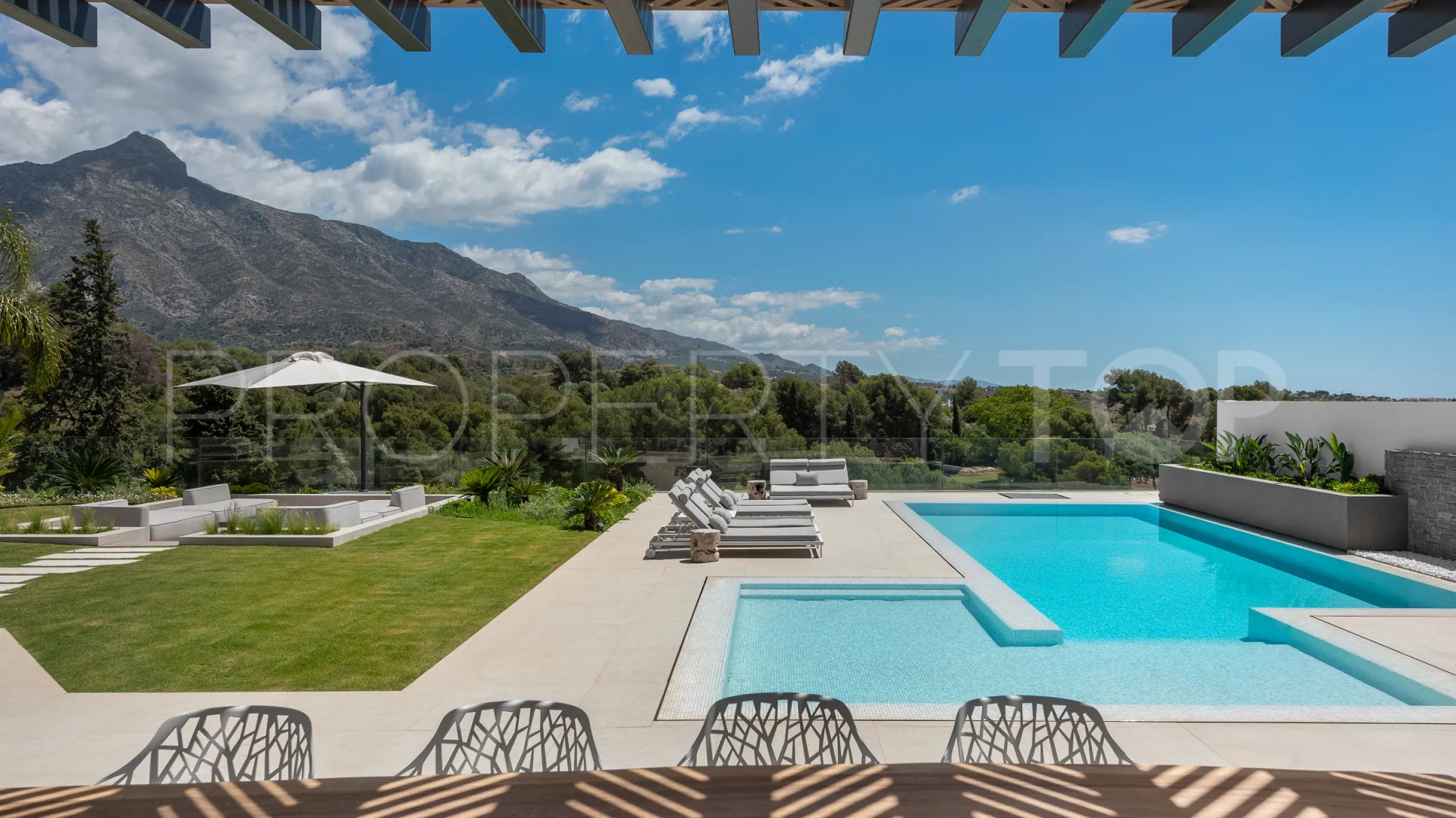 Buy villa in Nueva Andalucia with 5 bedrooms