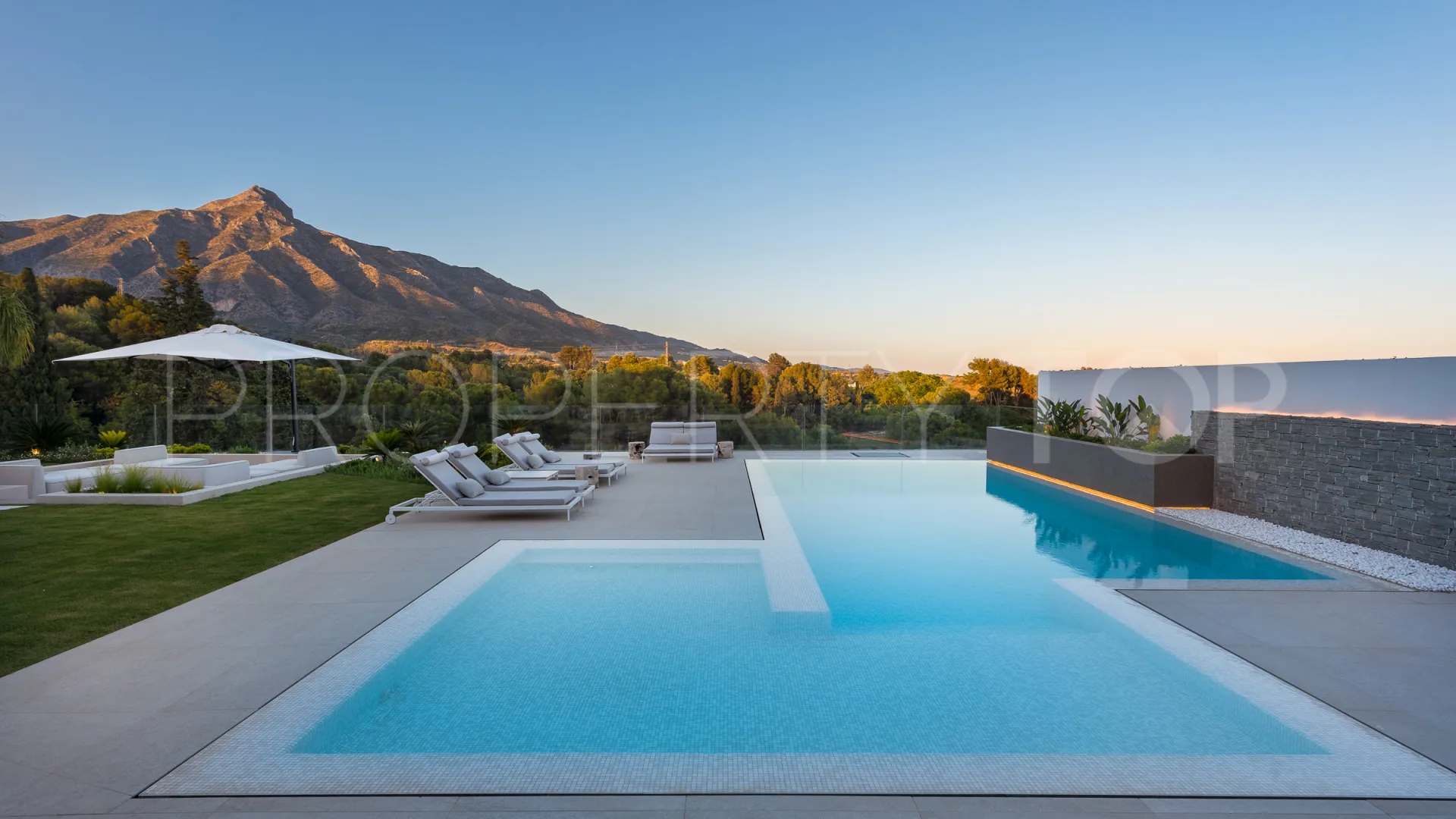 Buy villa in Nueva Andalucia with 5 bedrooms