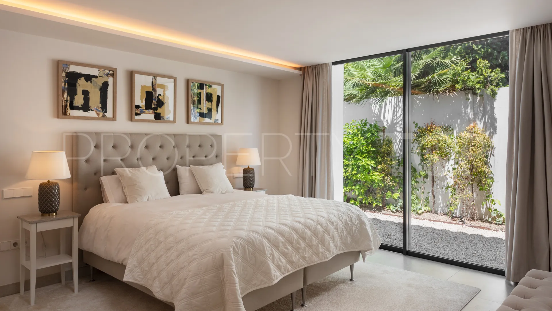 Buy villa in Nueva Andalucia with 5 bedrooms