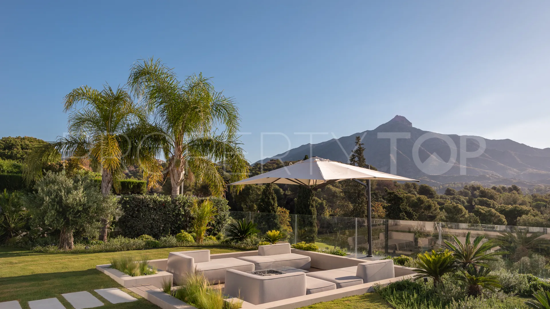 Buy villa in Nueva Andalucia with 5 bedrooms