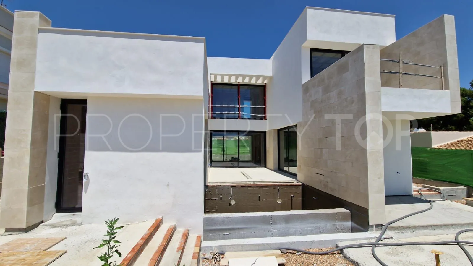 For sale villa in Nueva Andalucia