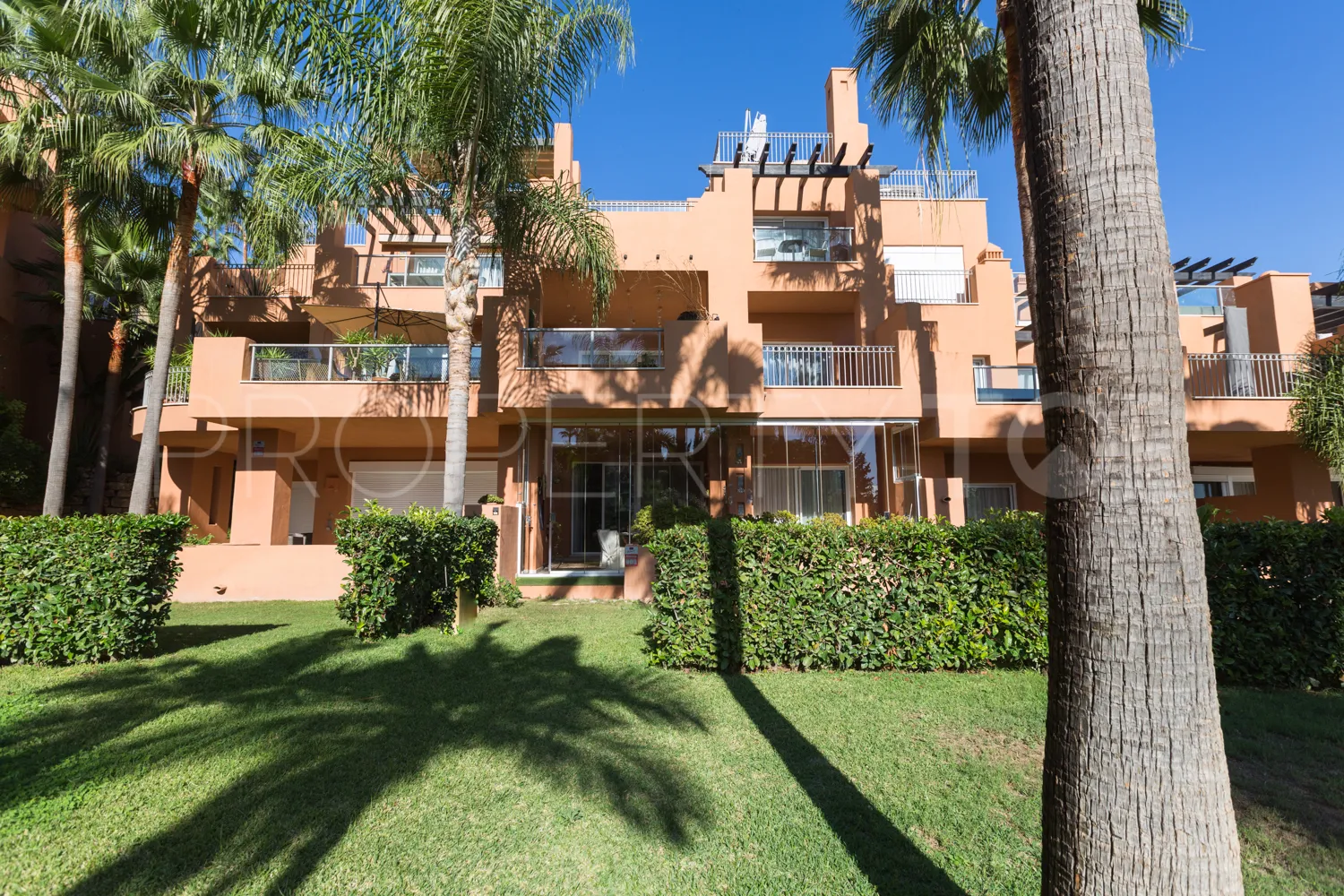 For sale 2 bedrooms ground floor apartment in Alminar de Marbella