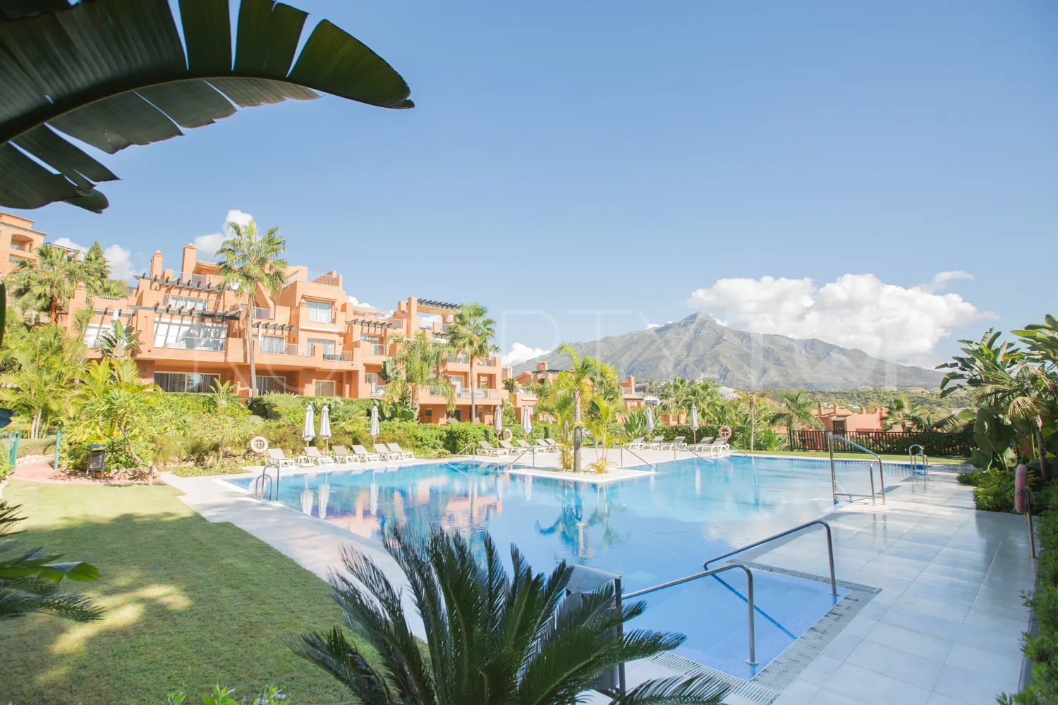 For sale 2 bedrooms ground floor apartment in Alminar de Marbella