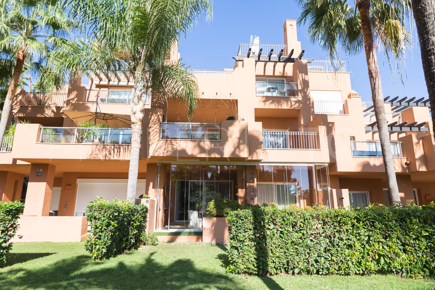 For sale 2 bedrooms ground floor apartment in Alminar de Marbella