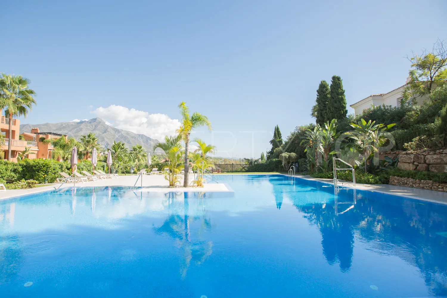 For sale 2 bedrooms ground floor apartment in Alminar de Marbella