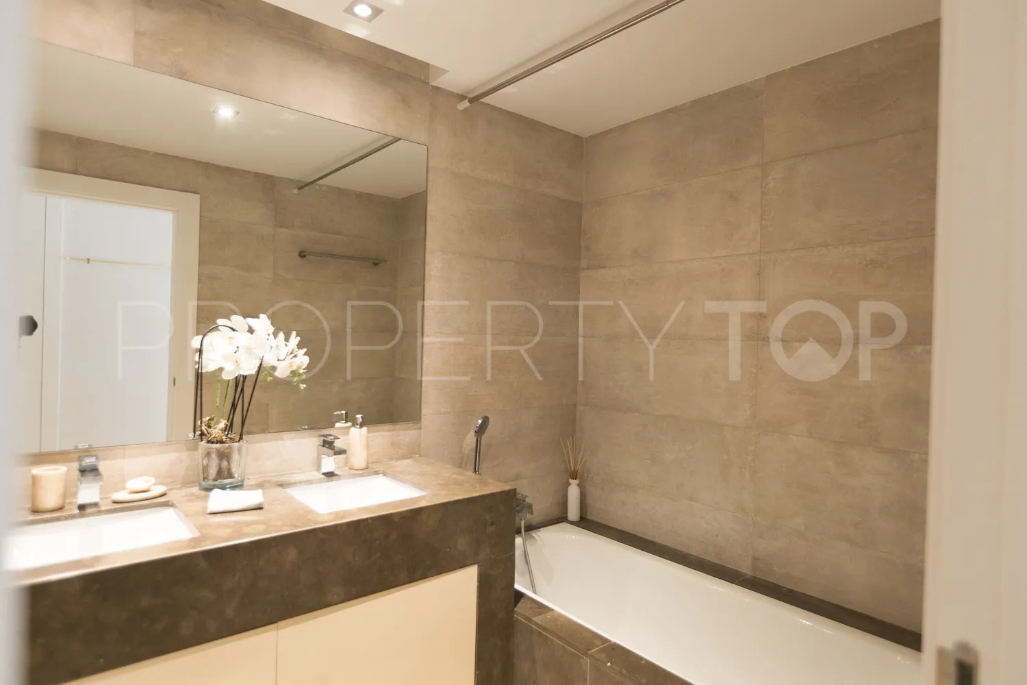 For sale 2 bedrooms ground floor apartment in Alminar de Marbella
