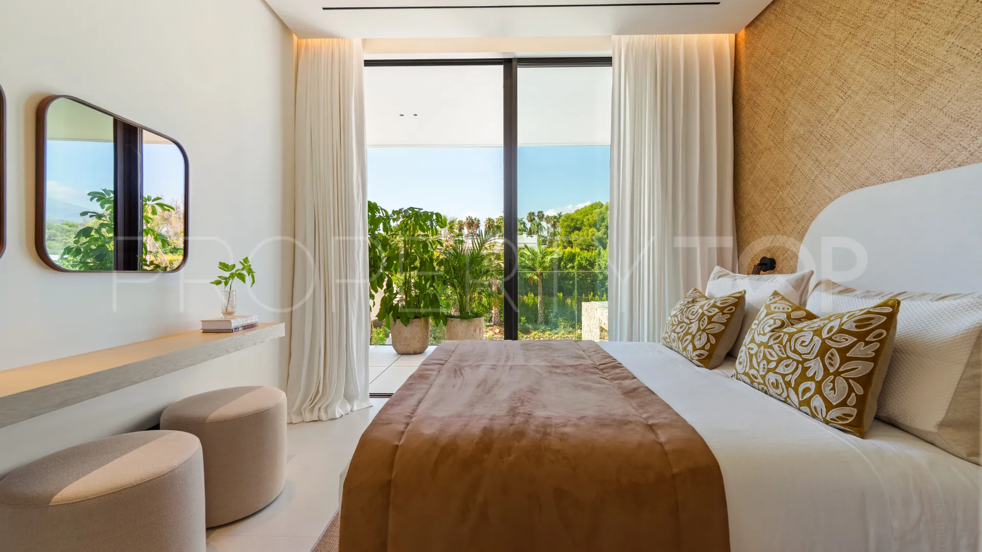 5 bedrooms villa for sale in Golden Mile