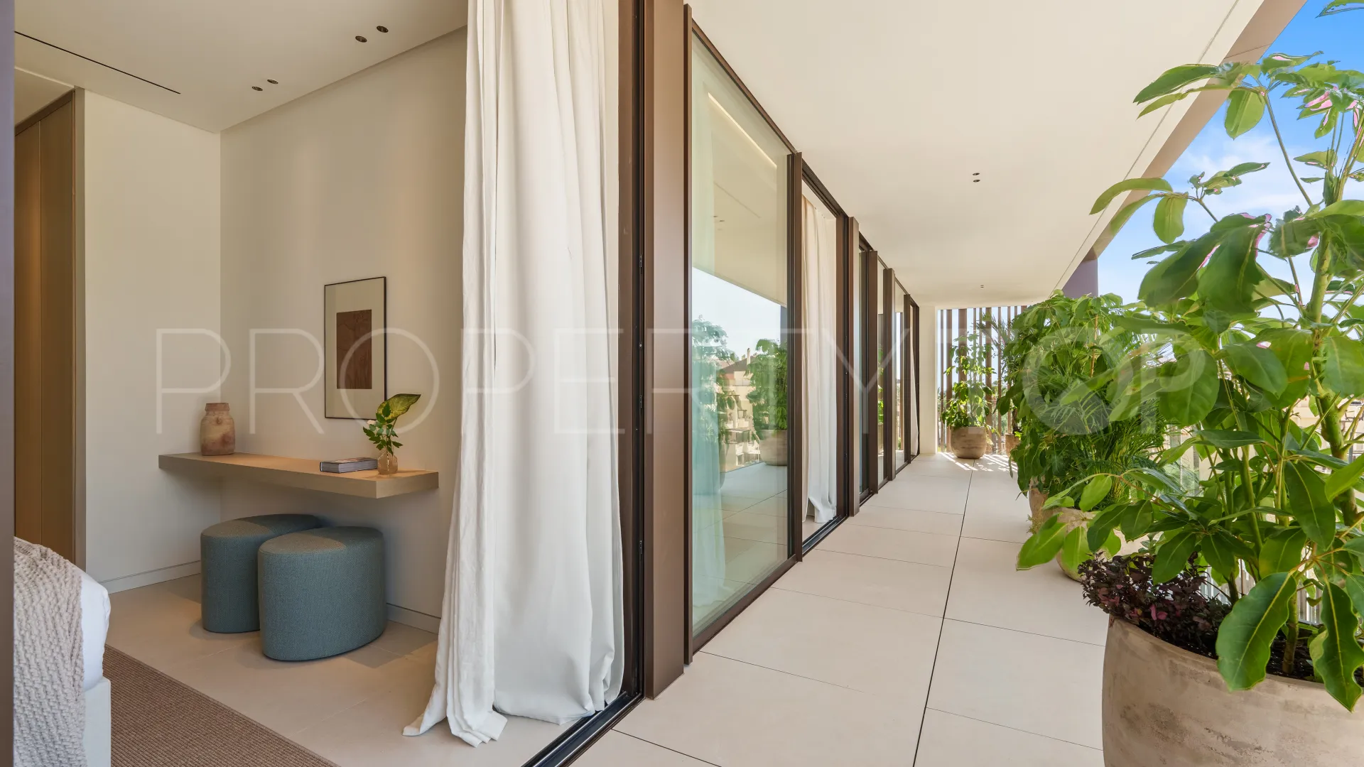 5 bedrooms villa for sale in Golden Mile