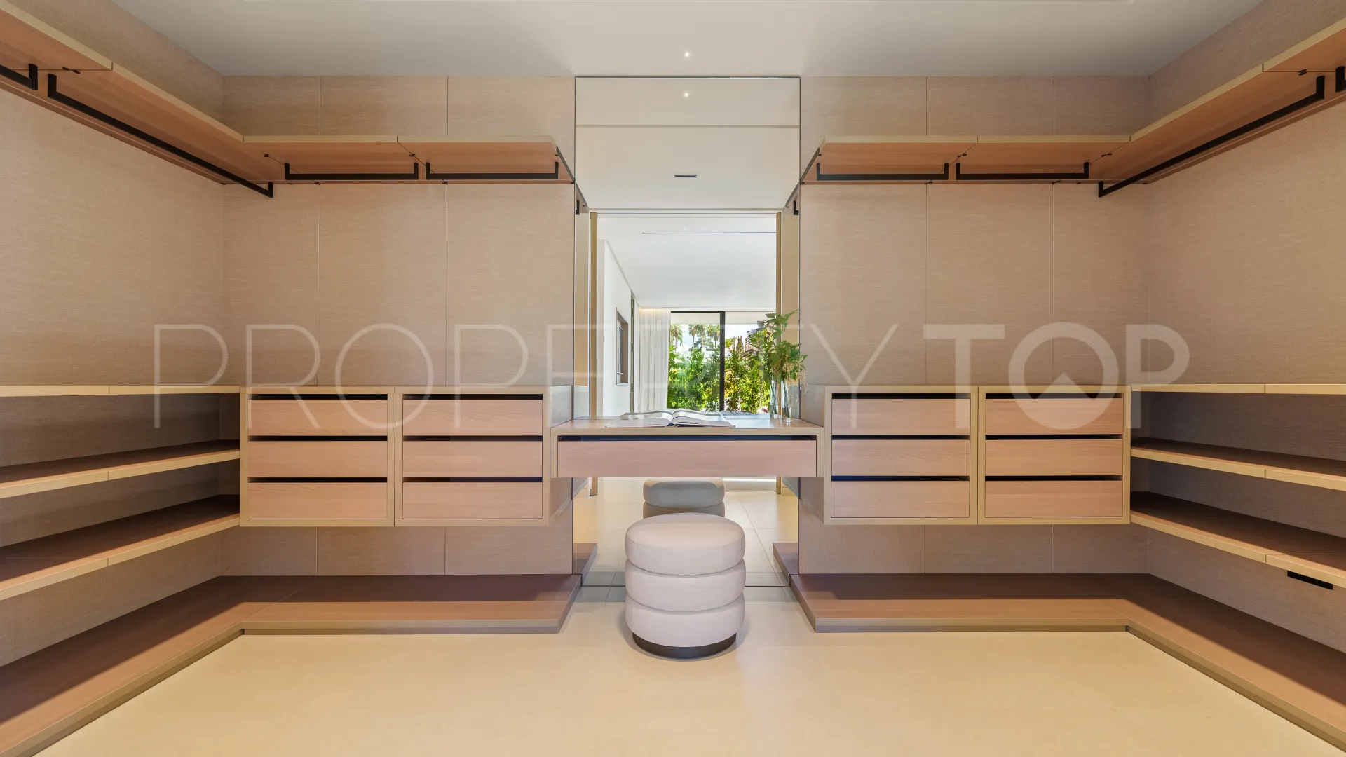 5 bedrooms villa for sale in Golden Mile