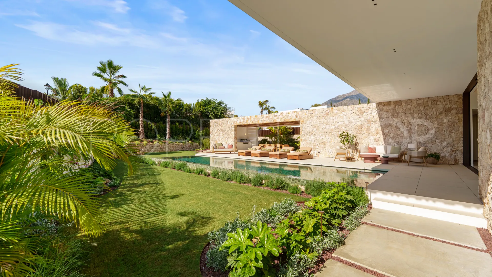 5 bedrooms villa for sale in Golden Mile