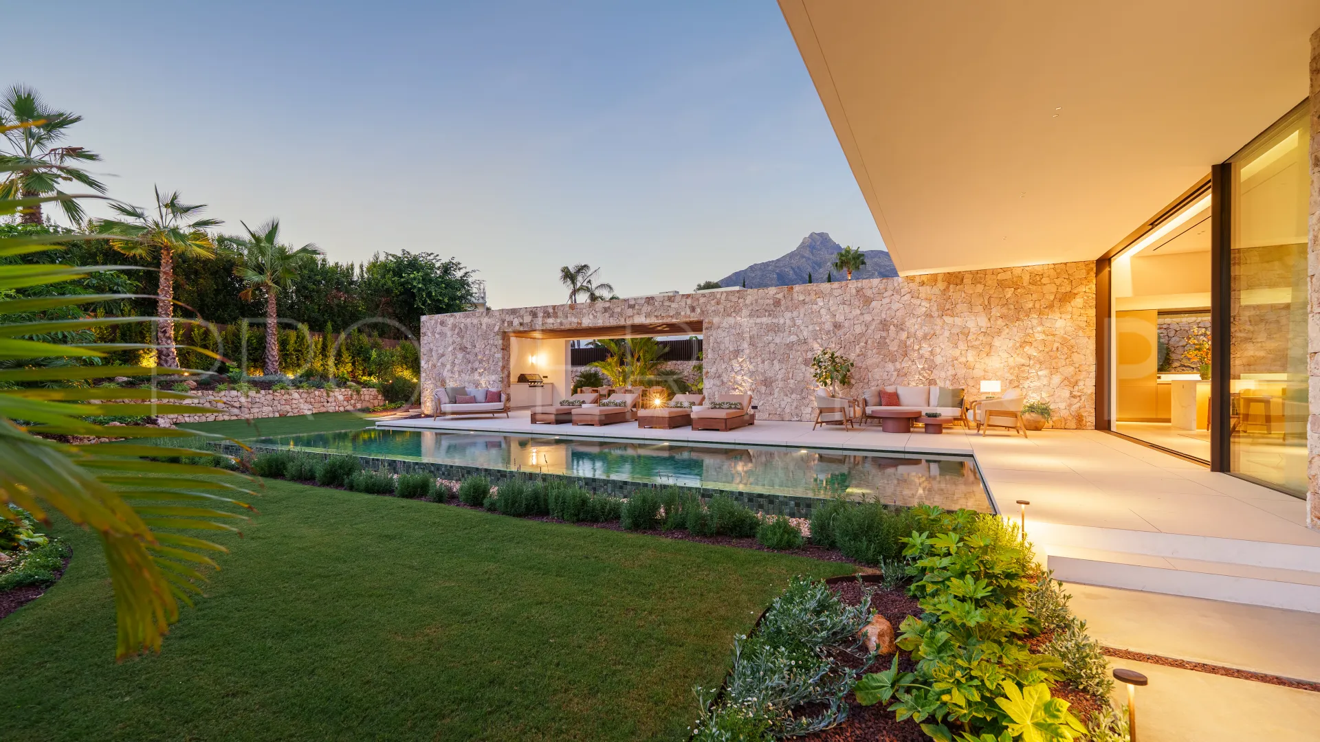 5 bedrooms villa for sale in Golden Mile