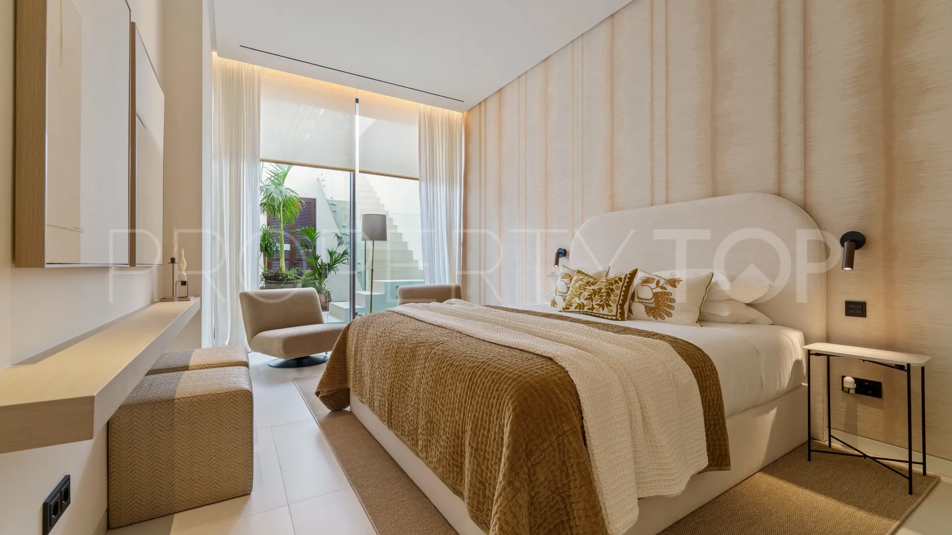 5 bedrooms villa for sale in Golden Mile