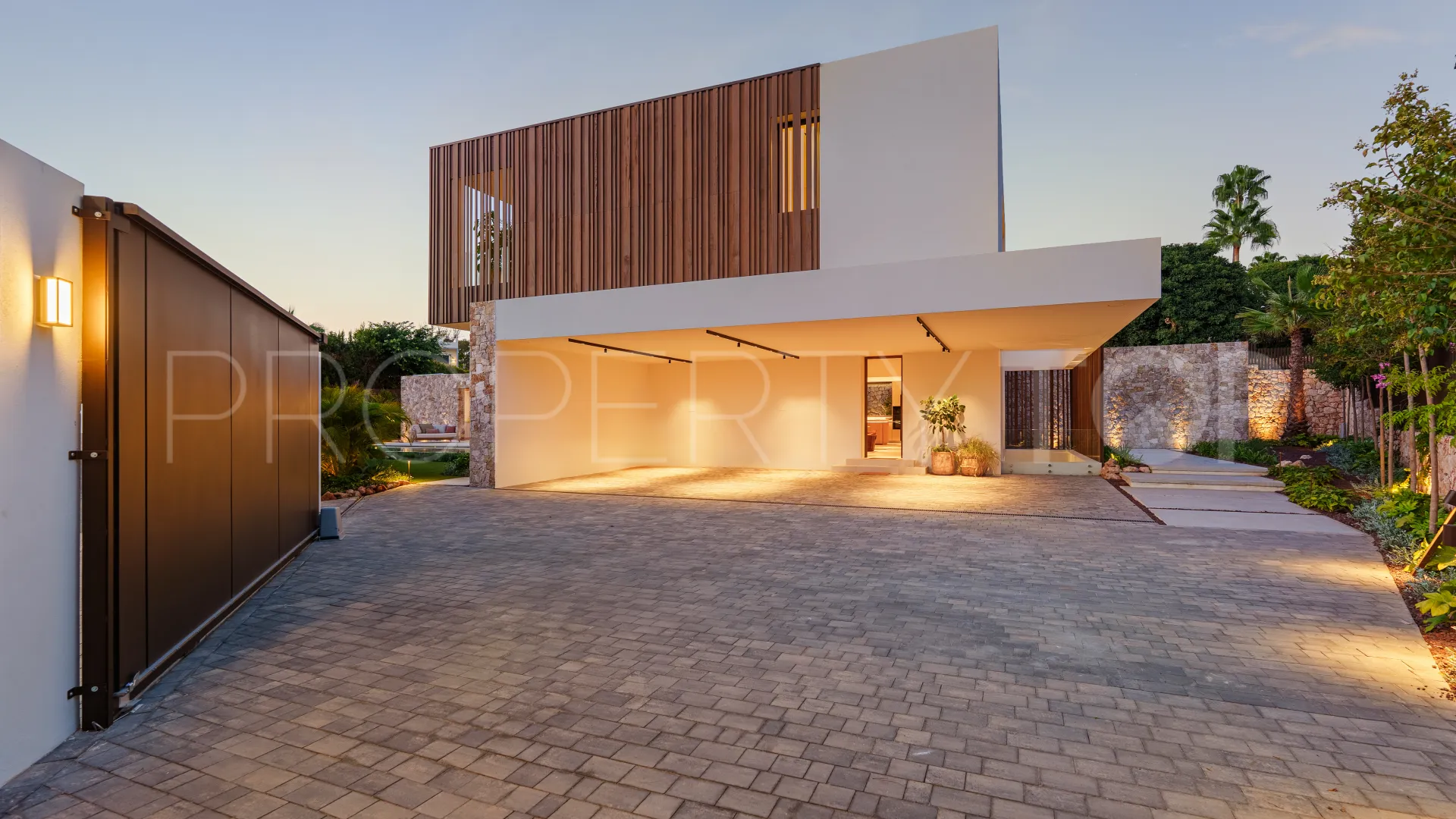 5 bedrooms villa for sale in Golden Mile