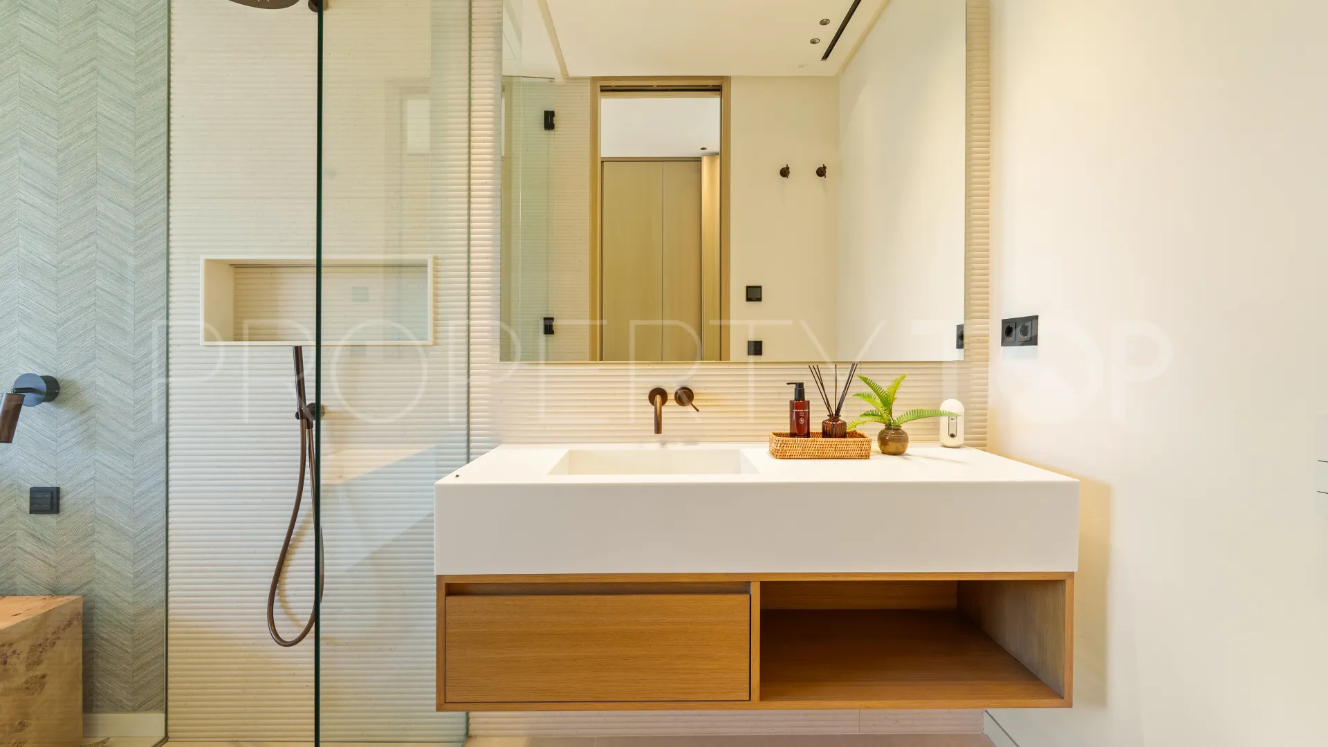 5 bedrooms villa for sale in Golden Mile