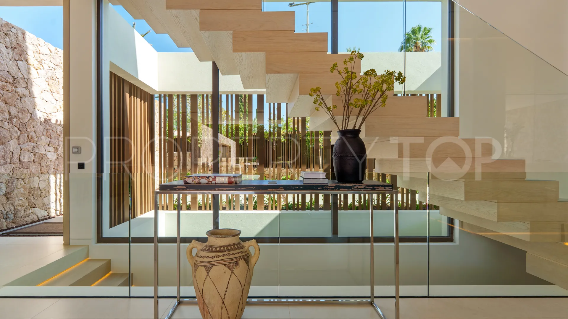 5 bedrooms villa for sale in Golden Mile