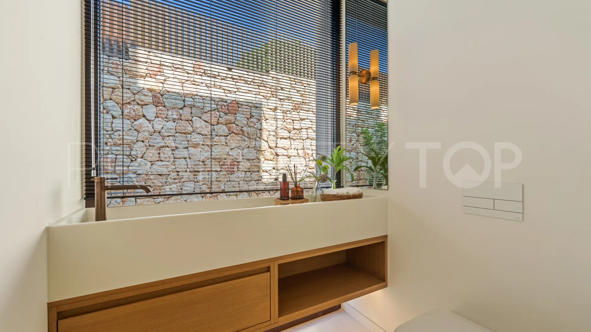 5 bedrooms villa for sale in Golden Mile