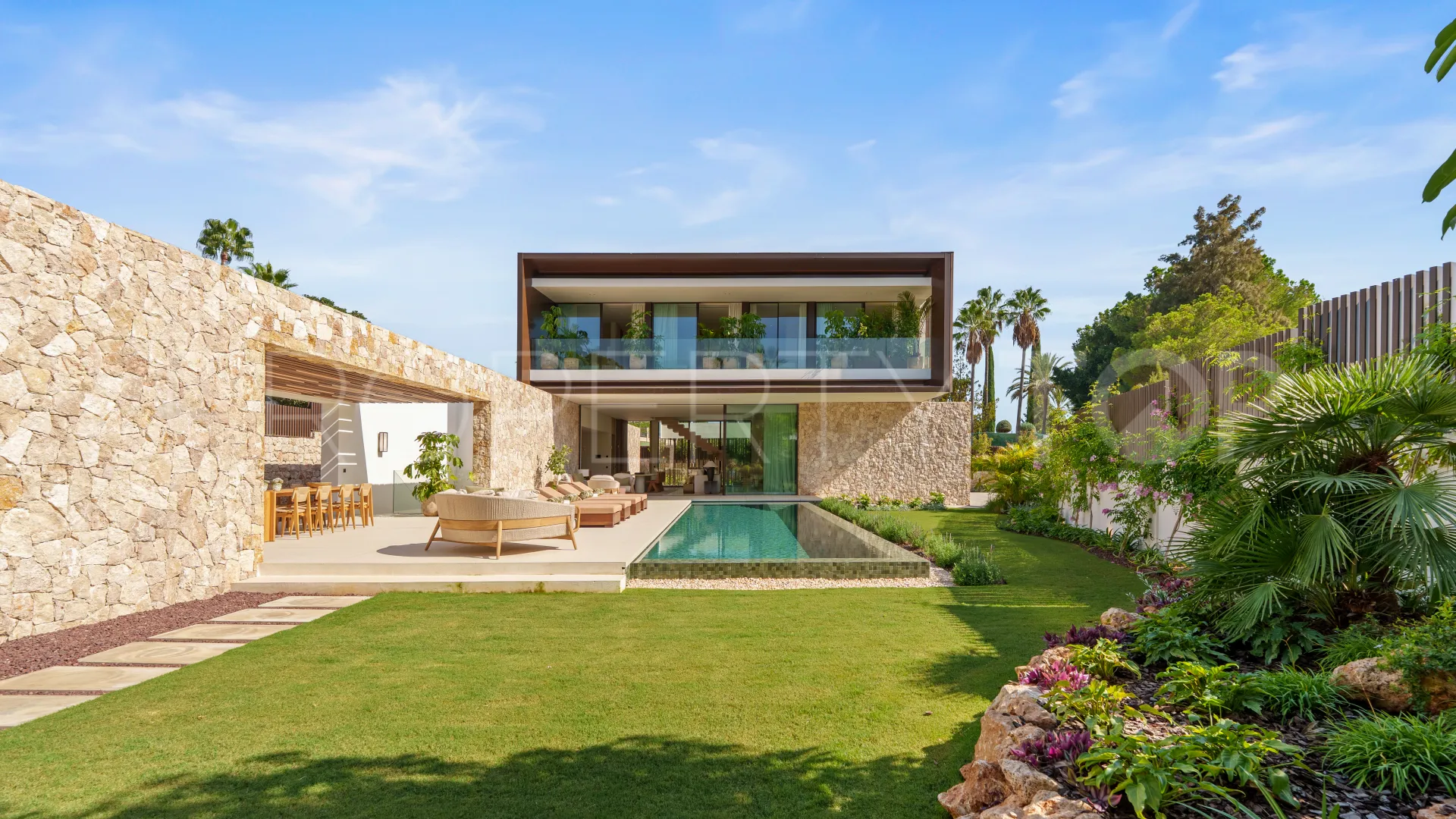 5 bedrooms villa for sale in Golden Mile