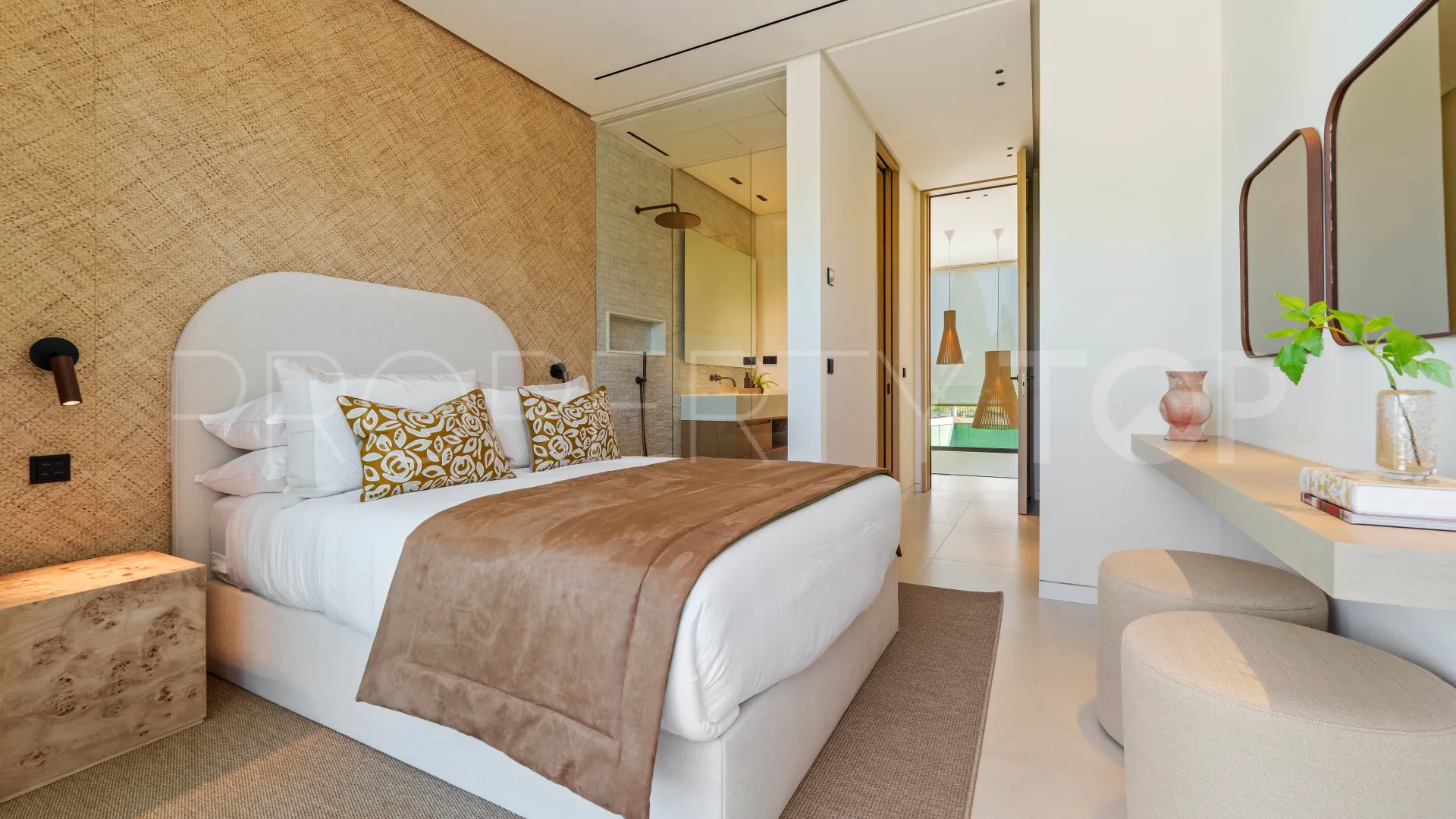5 bedrooms villa for sale in Golden Mile