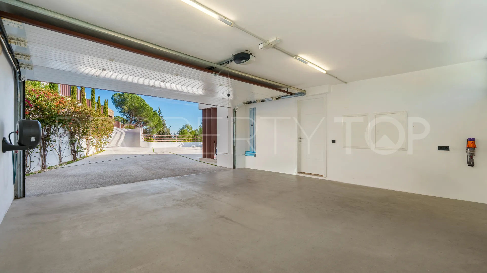 El Madroñal villa for sale