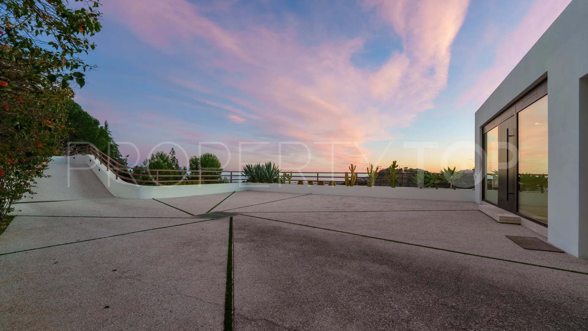 El Madroñal villa for sale